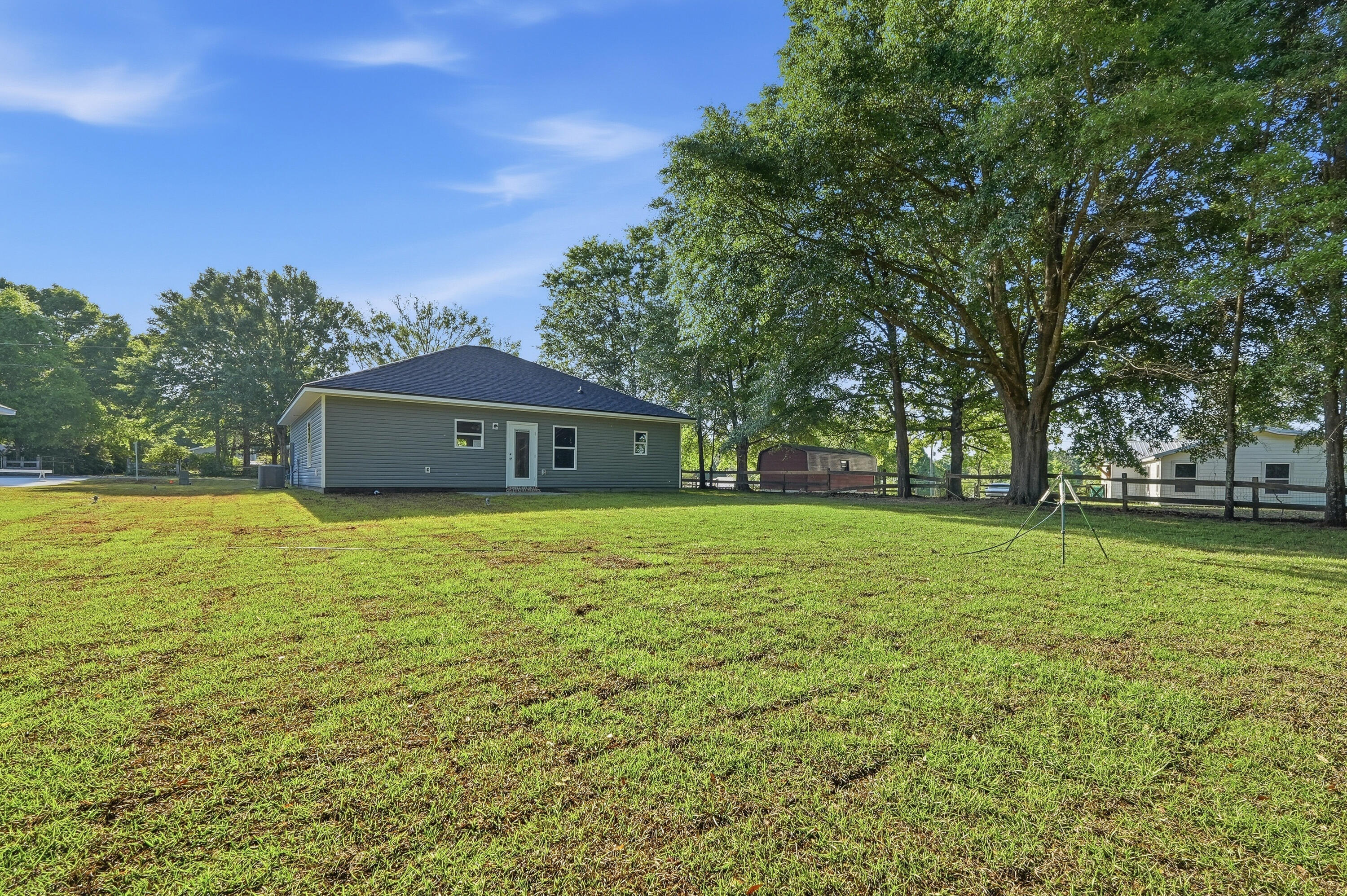 WHISPERING LAKE - Residential
