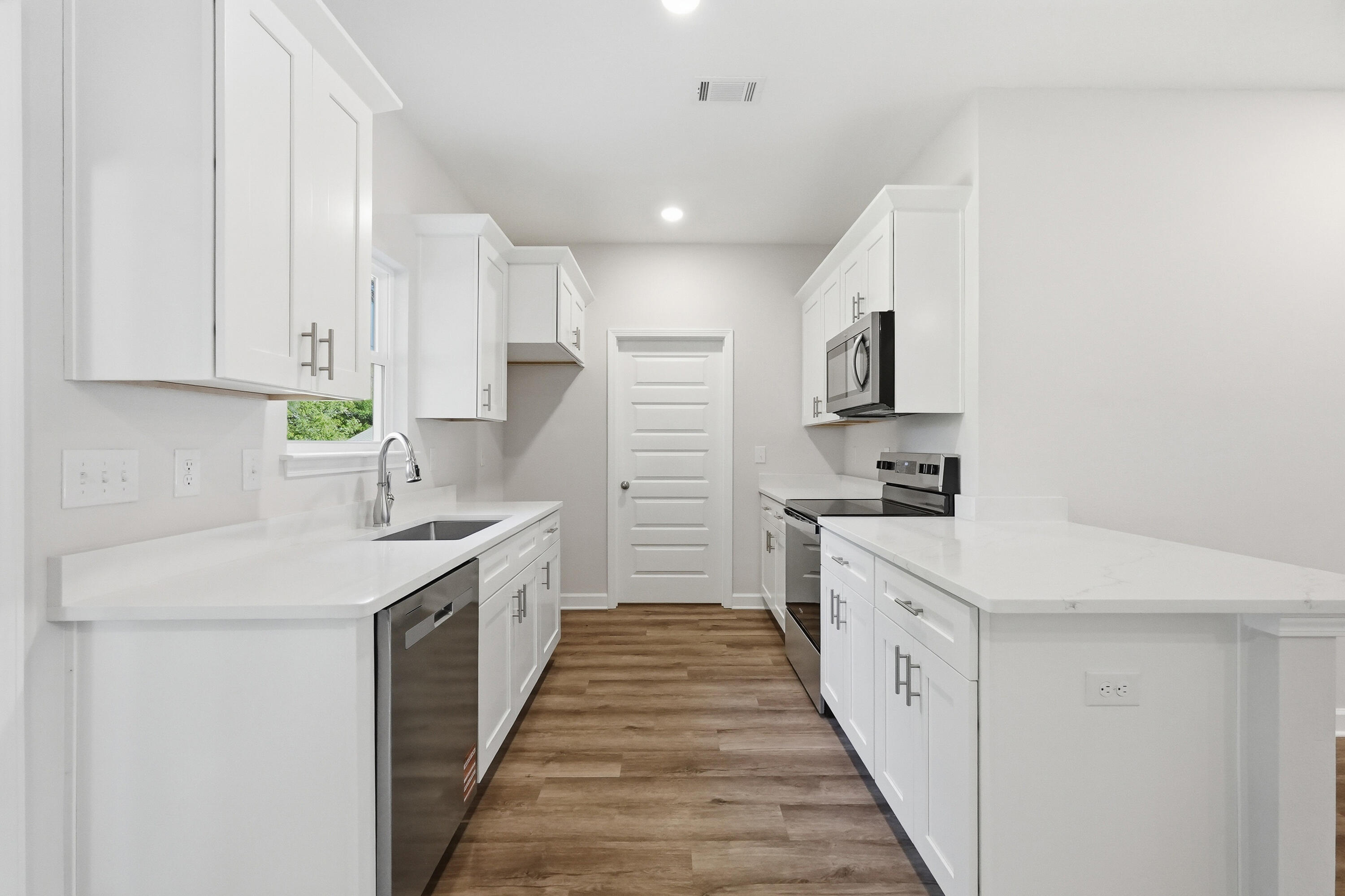 WHISPERING LAKE - Residential