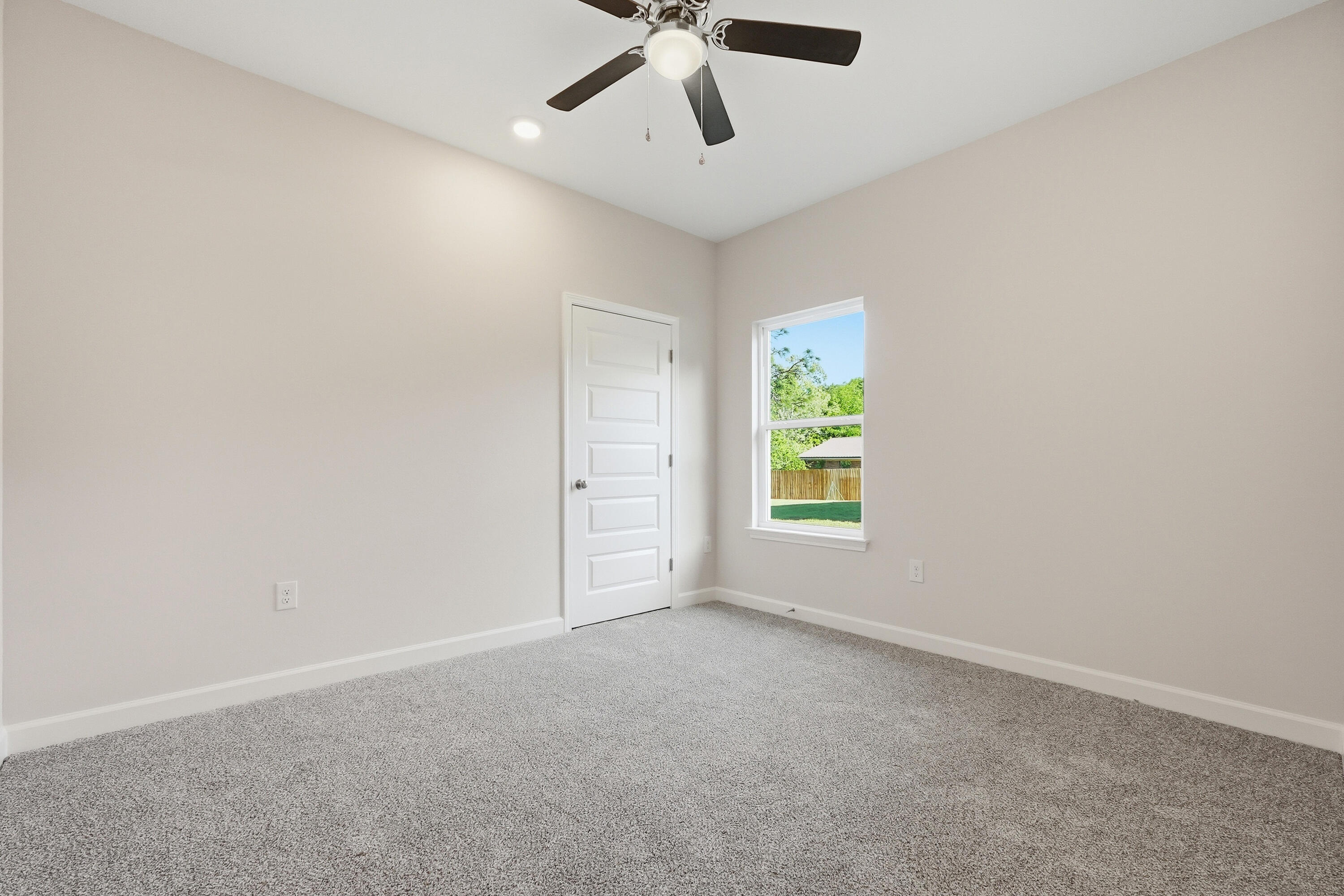 WHISPERING LAKE - Residential