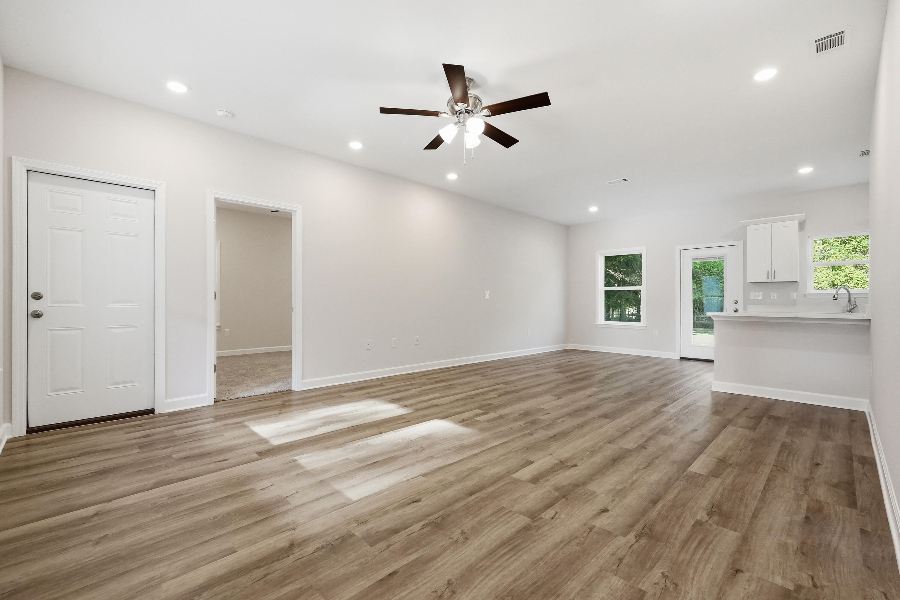 WHISPERING LAKE - Residential