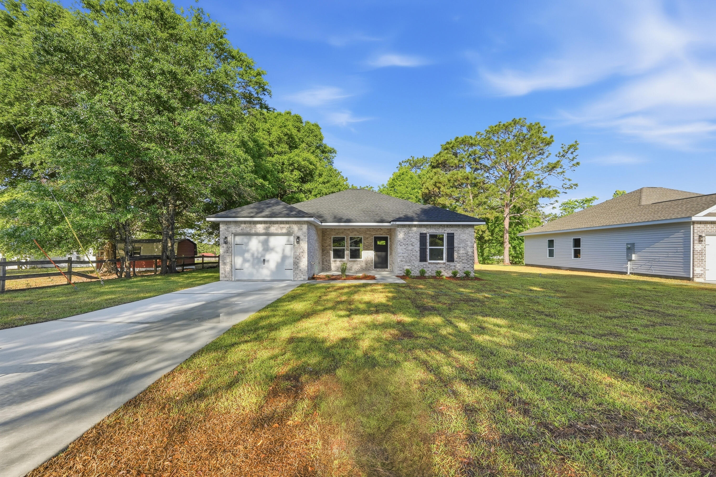 WHISPERING LAKE - Residential