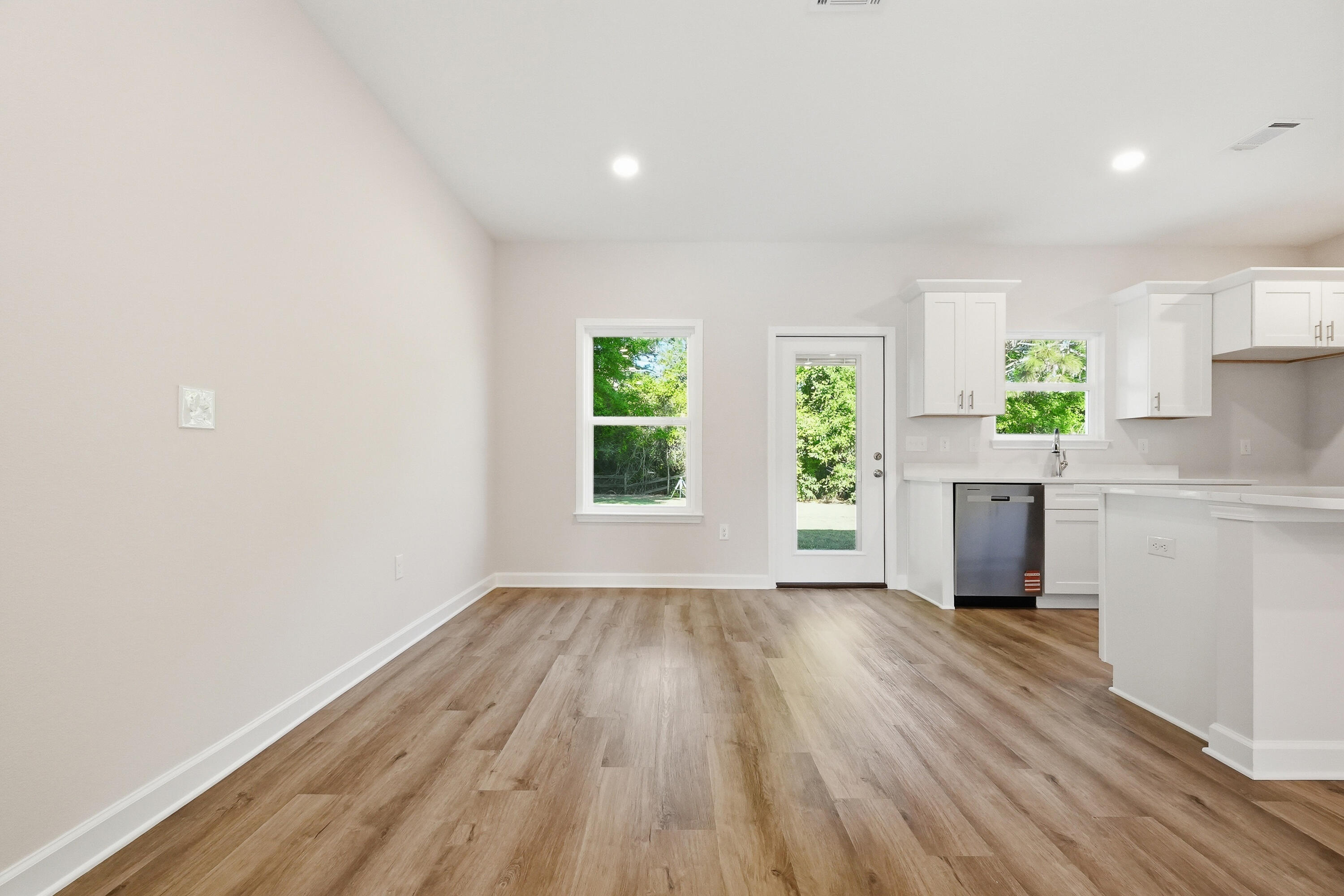 WHISPERING LAKE - Residential