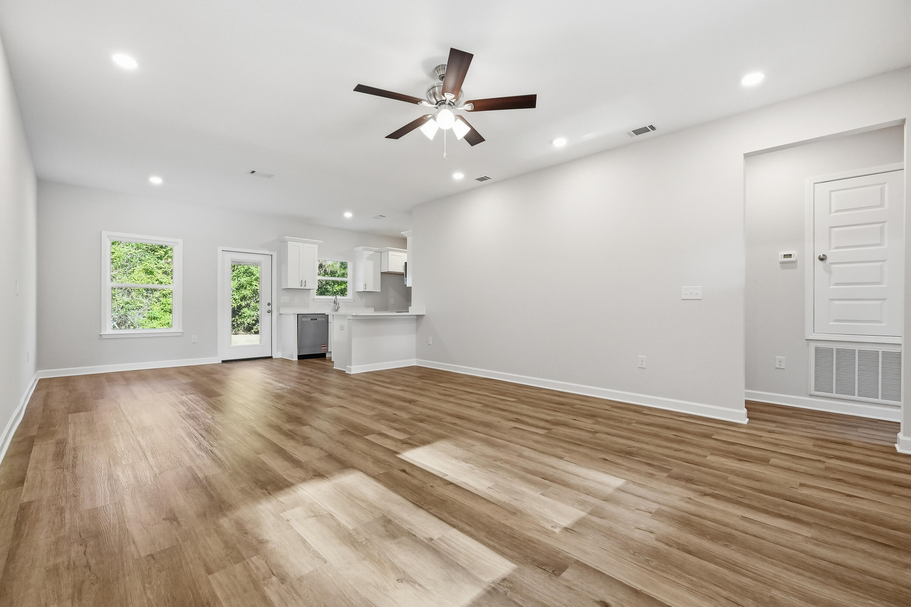 WHISPERING LAKE - Residential