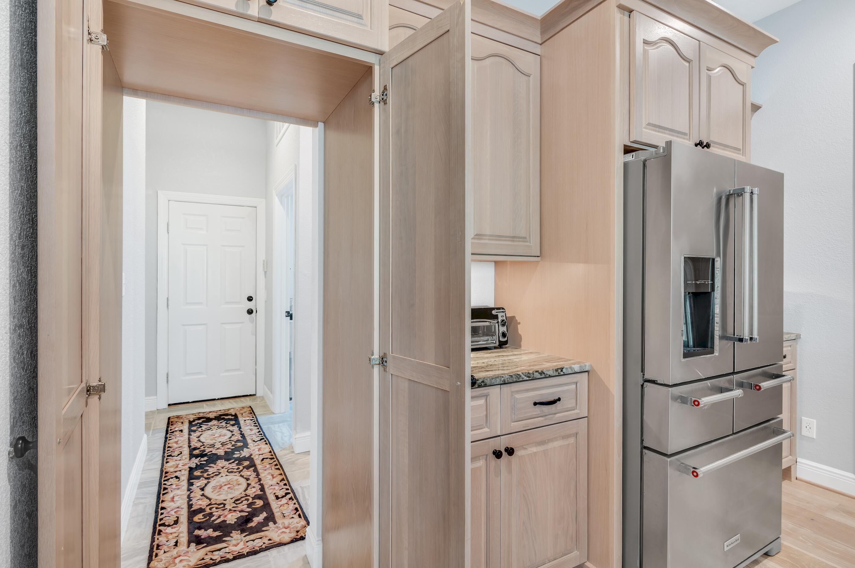 COUNTRY CLUB HILLS - Residential Lease