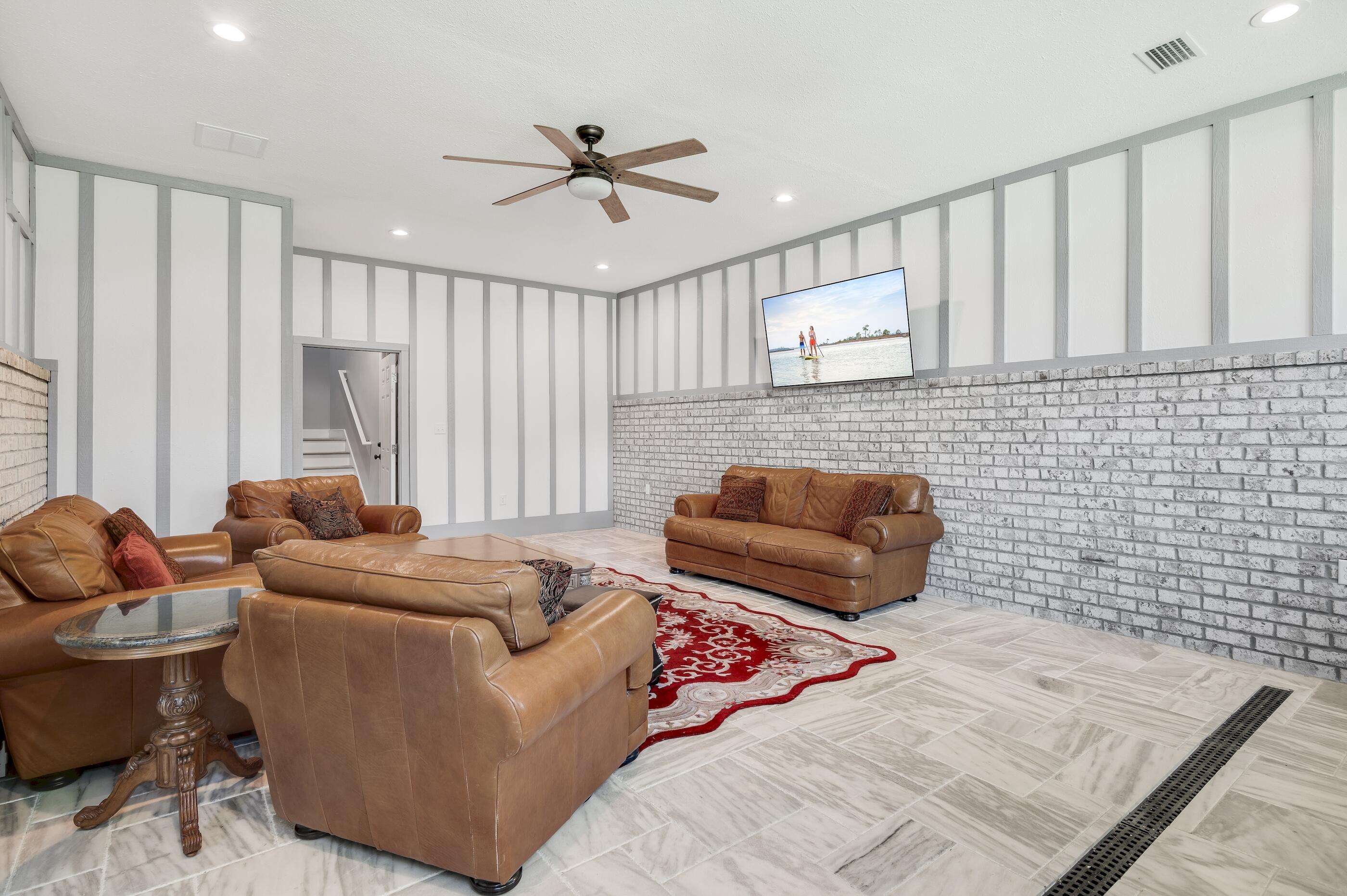 COUNTRY CLUB HILLS - Residential Lease