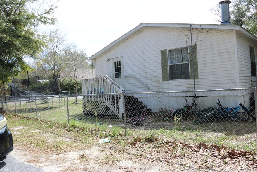 3BD/2BA manufactured home sitting on a large 100x132 lot in FWB! Close to bases, schools, beaches, shopping and Everything the Emerald Coast has to offer.
