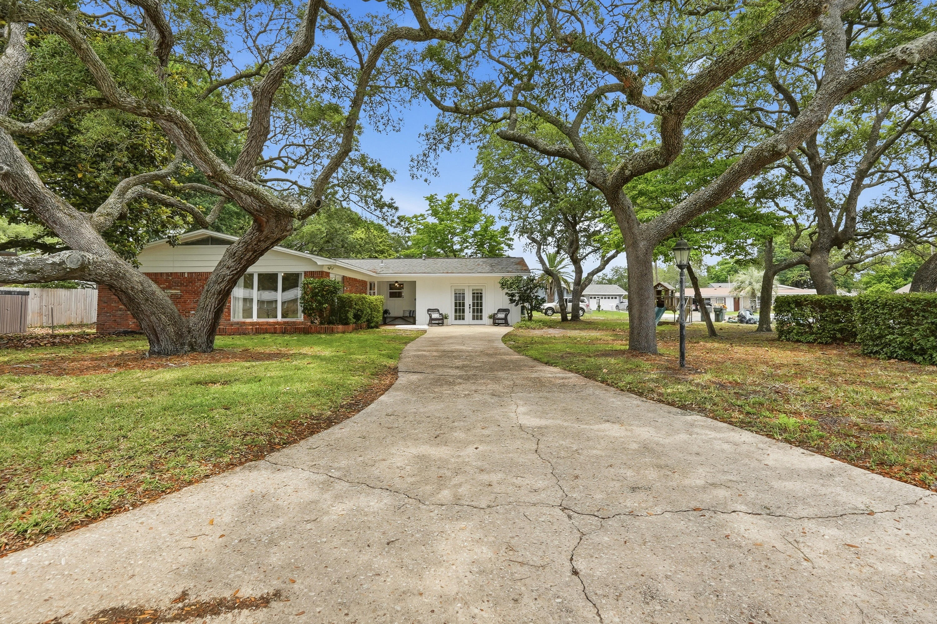 233 NW Pleasant Street