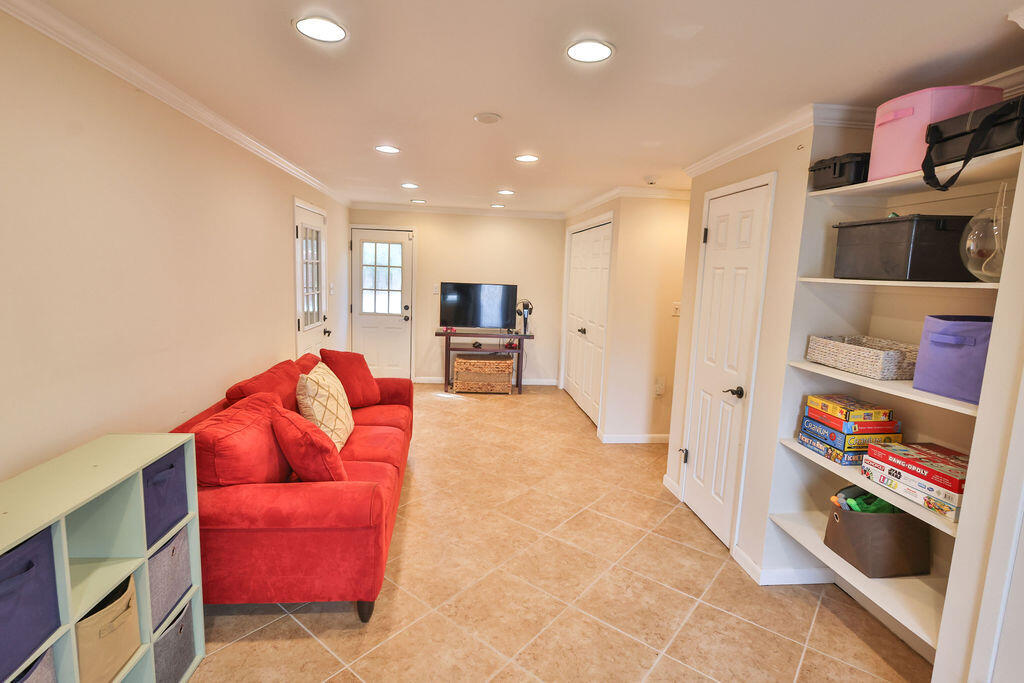 VILLA RUSS PARK S/D LOT 30 BLK 3 - Residential