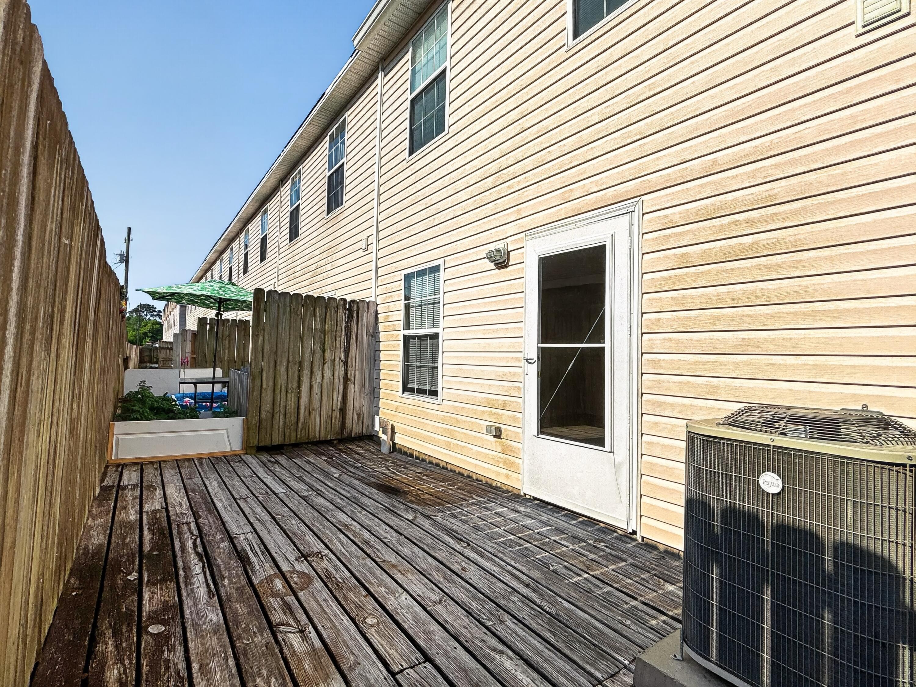 OAK PARK TOWNHOMES - Residential Lease