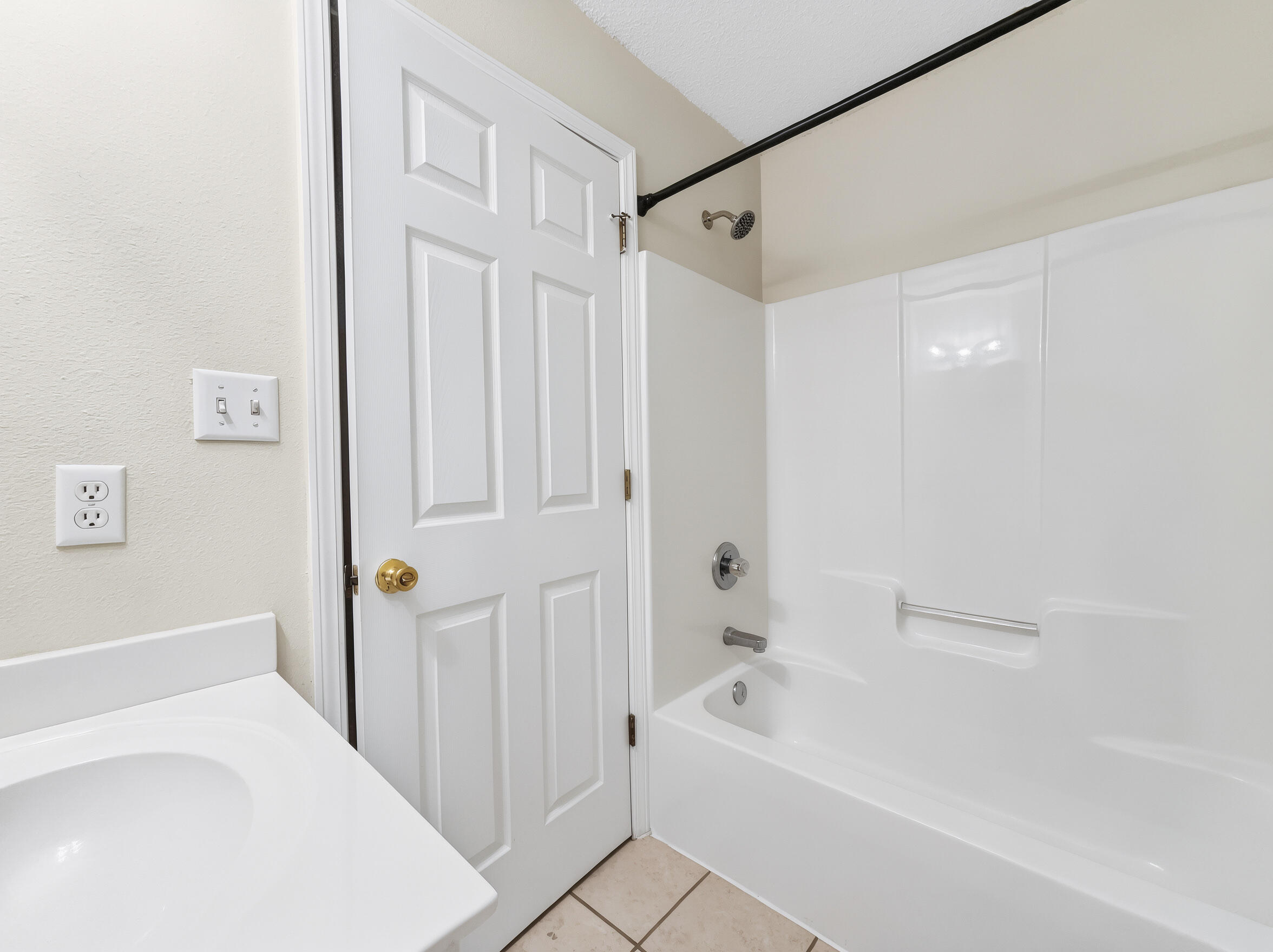 OAK PARK TOWNHOMES - Residential Lease