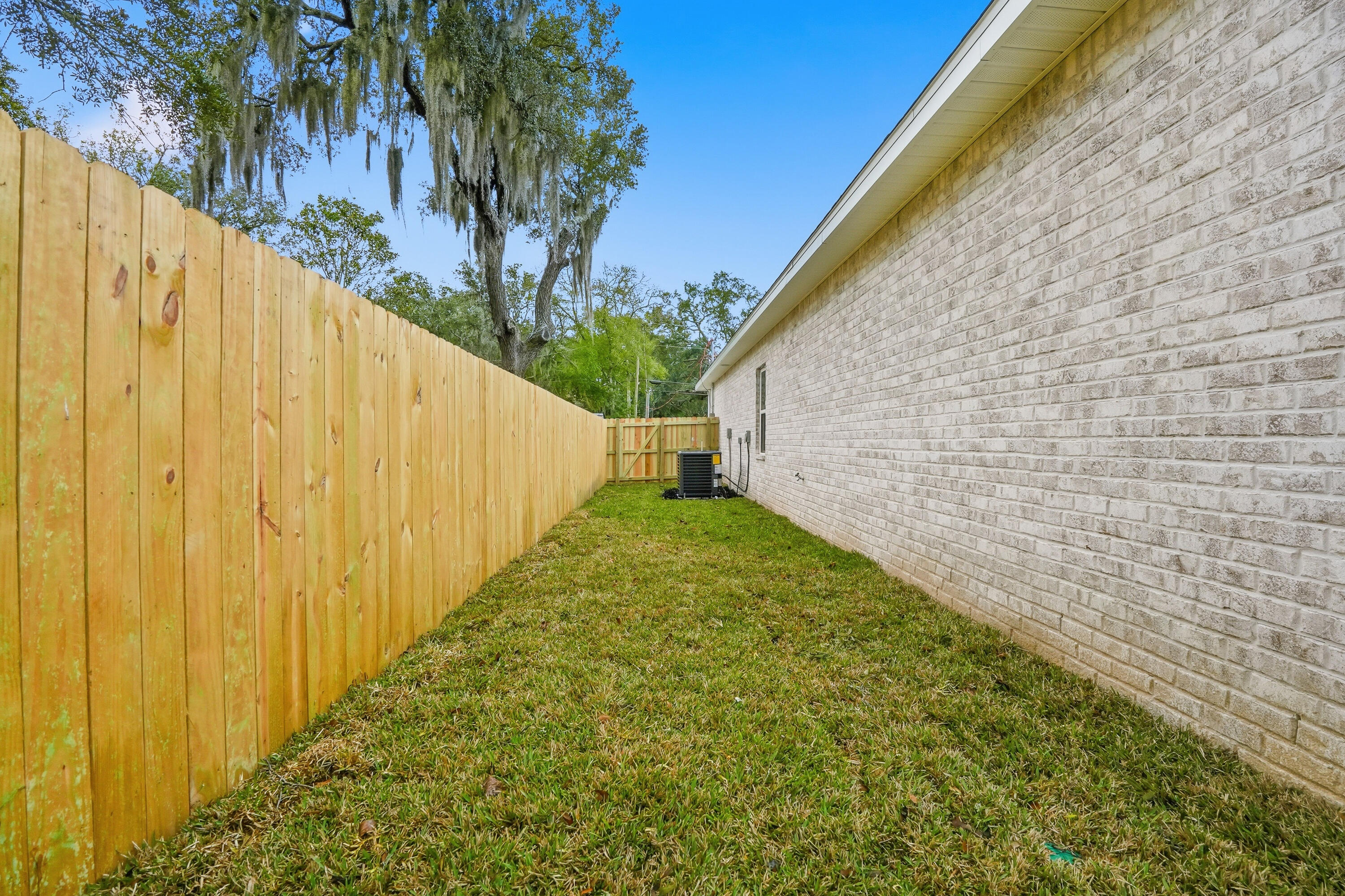 SHALIMAR S/D LOT 8 BLK 5 - Residential