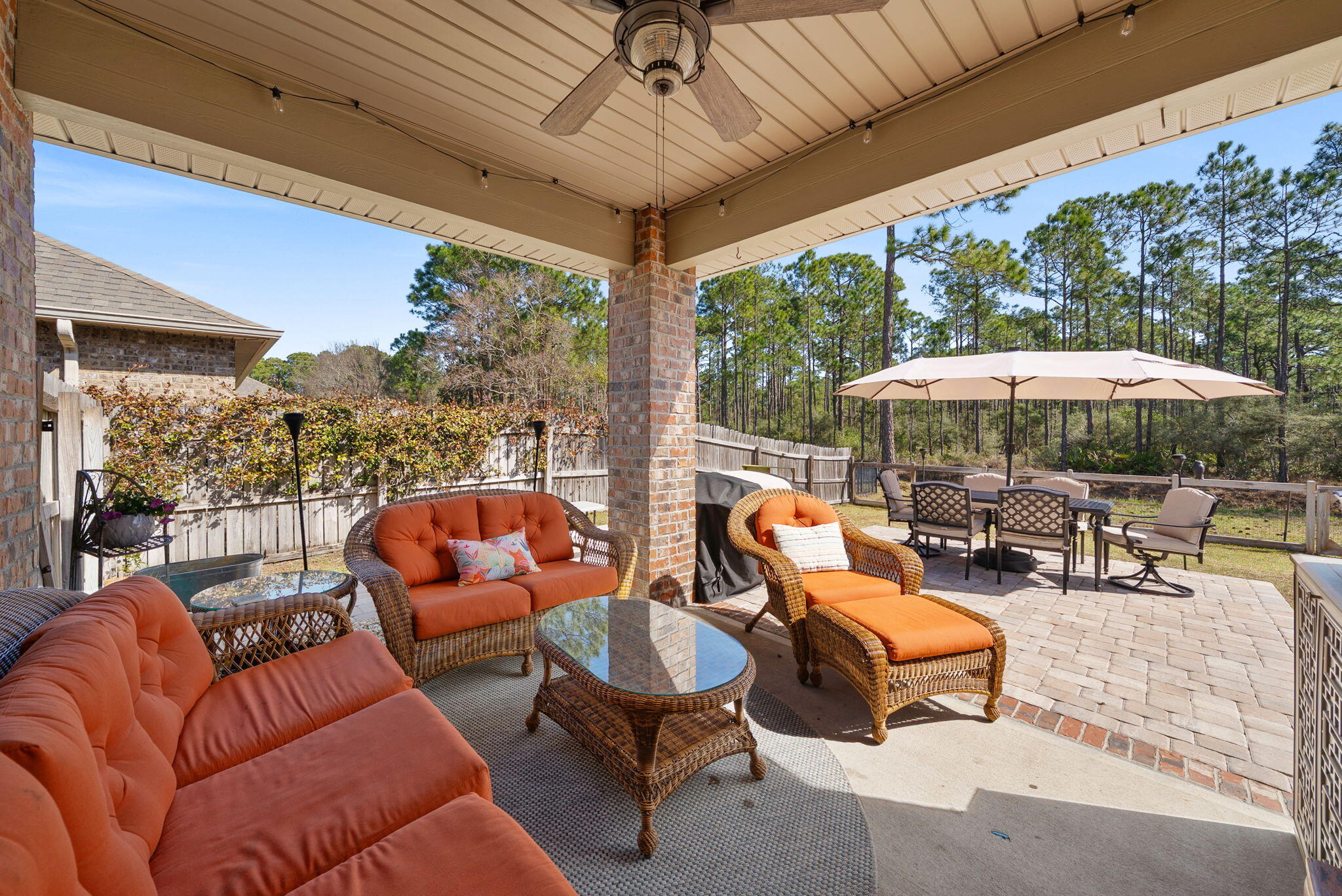 WHISPERING LAKE - Residential