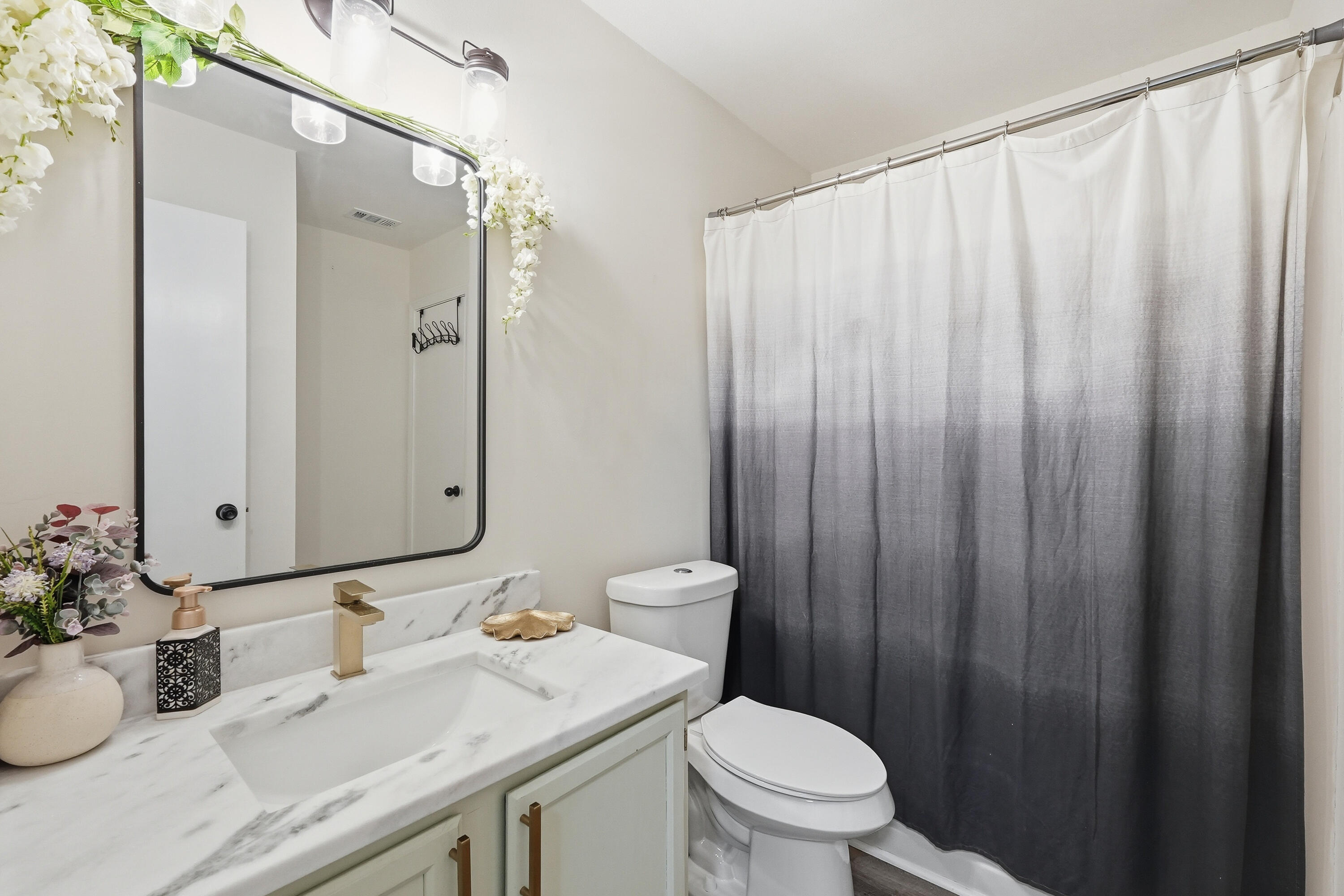 MONTAGE MANOR - Residential