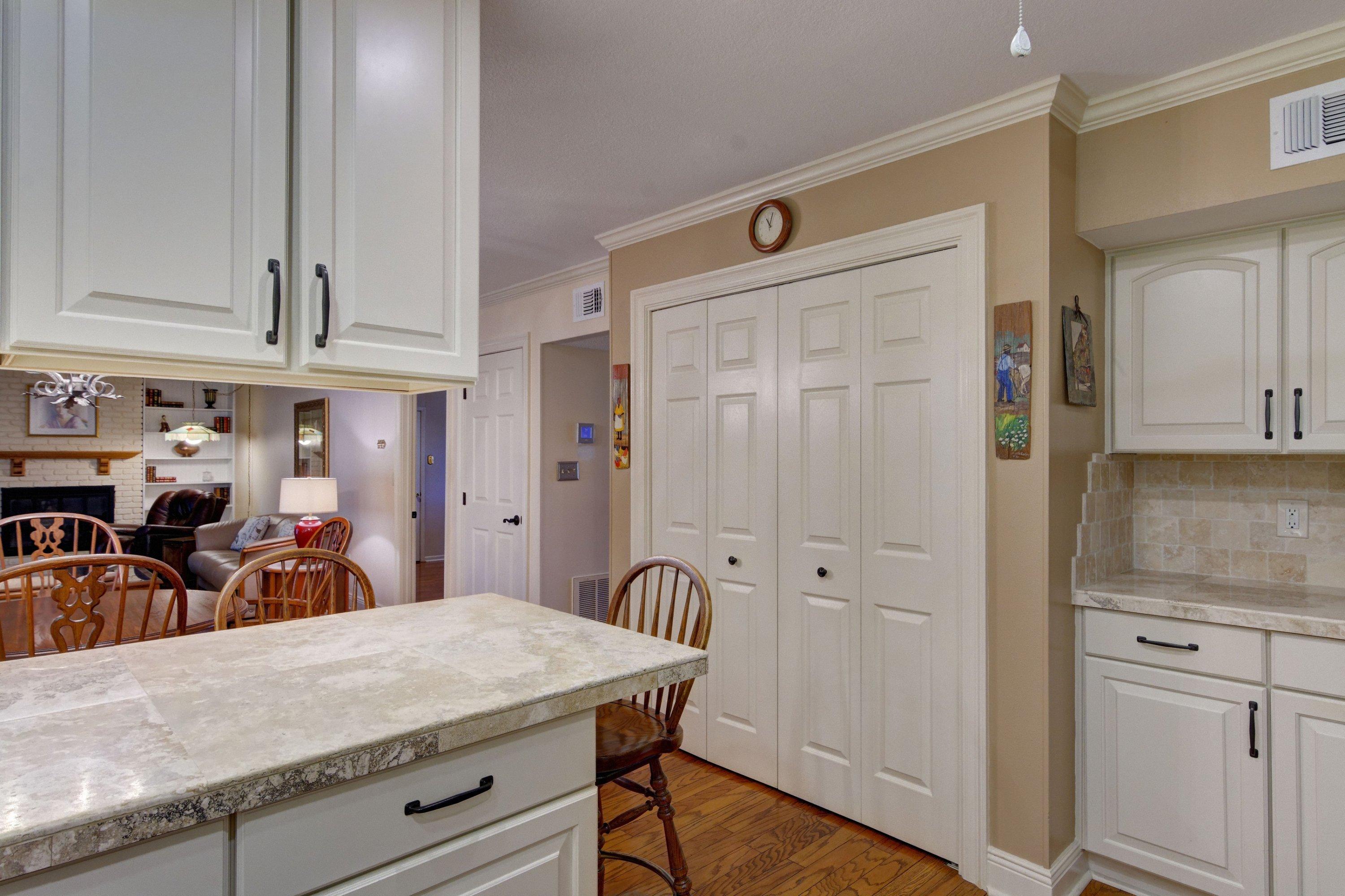 COUNTRY CLUB ESTATES, KENWOOD - Residential