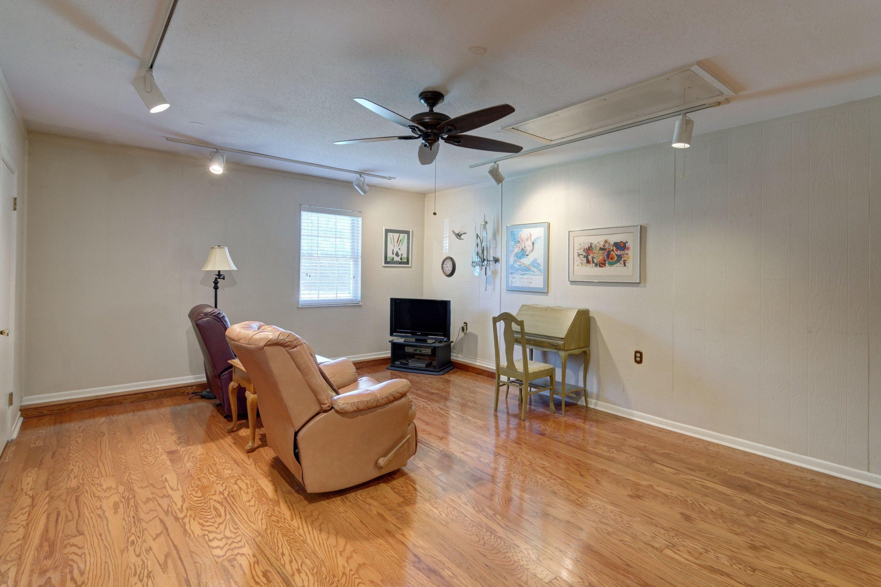 COUNTRY CLUB ESTATES, KENWOOD - Residential