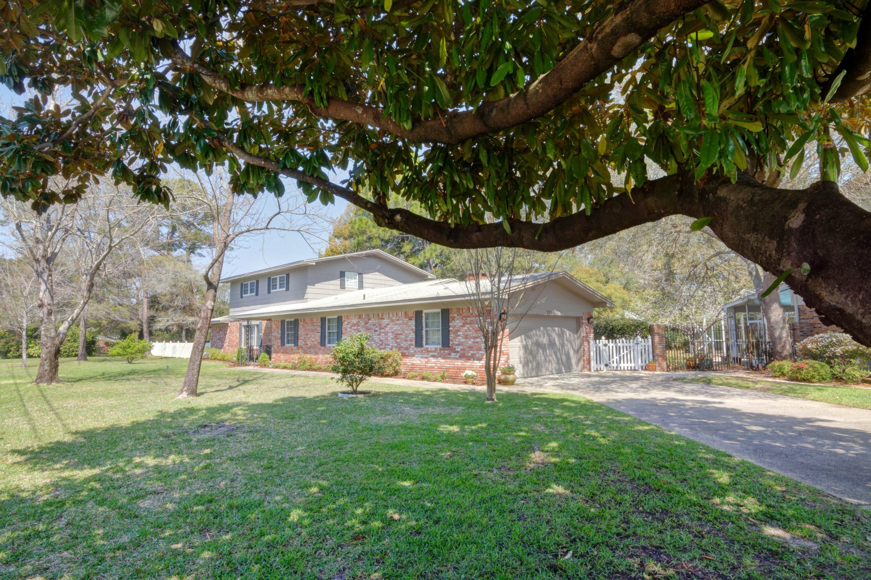 COUNTRY CLUB ESTATES, KENWOOD - Residential