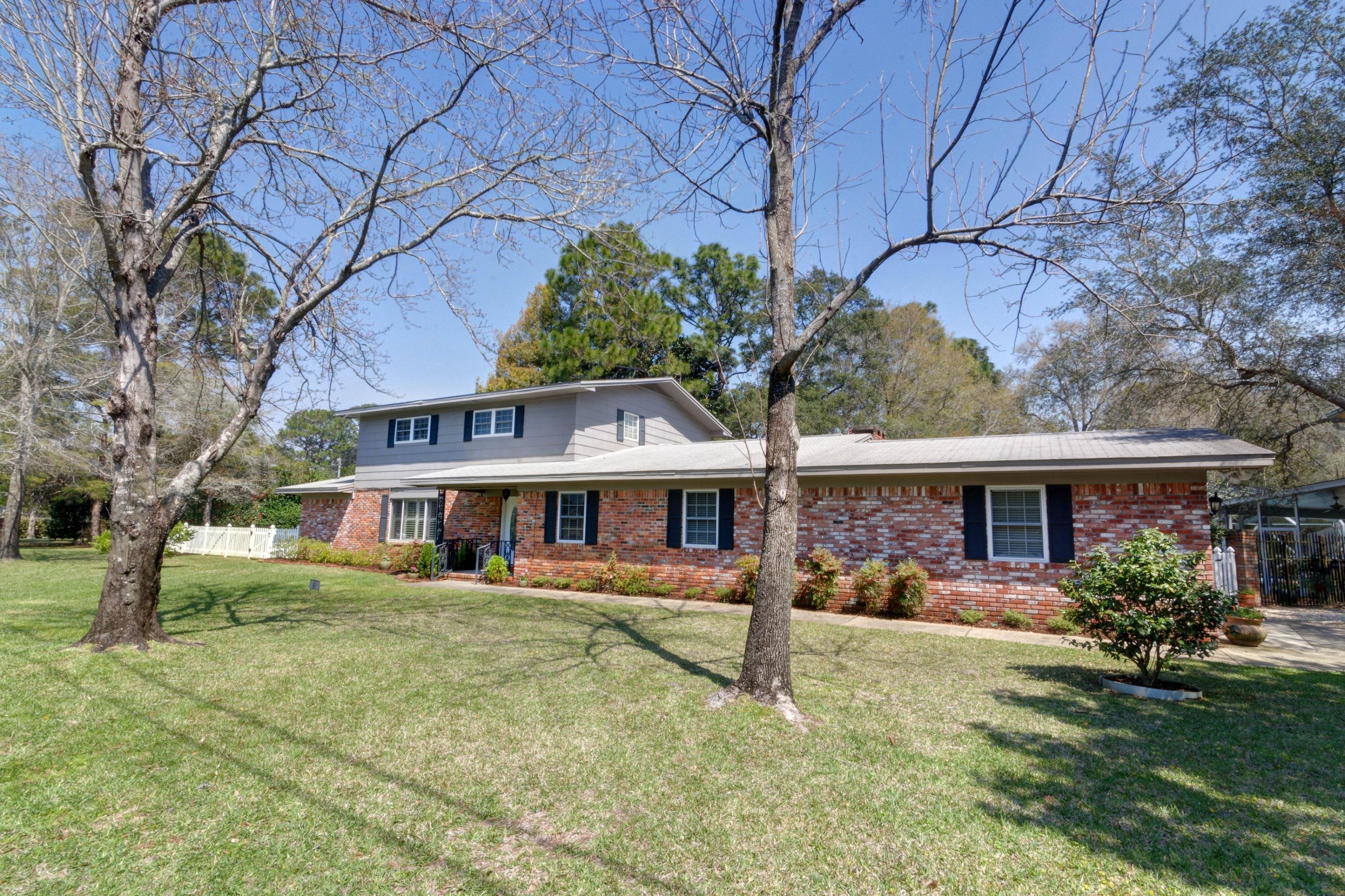 COUNTRY CLUB ESTATES, KENWOOD - Residential