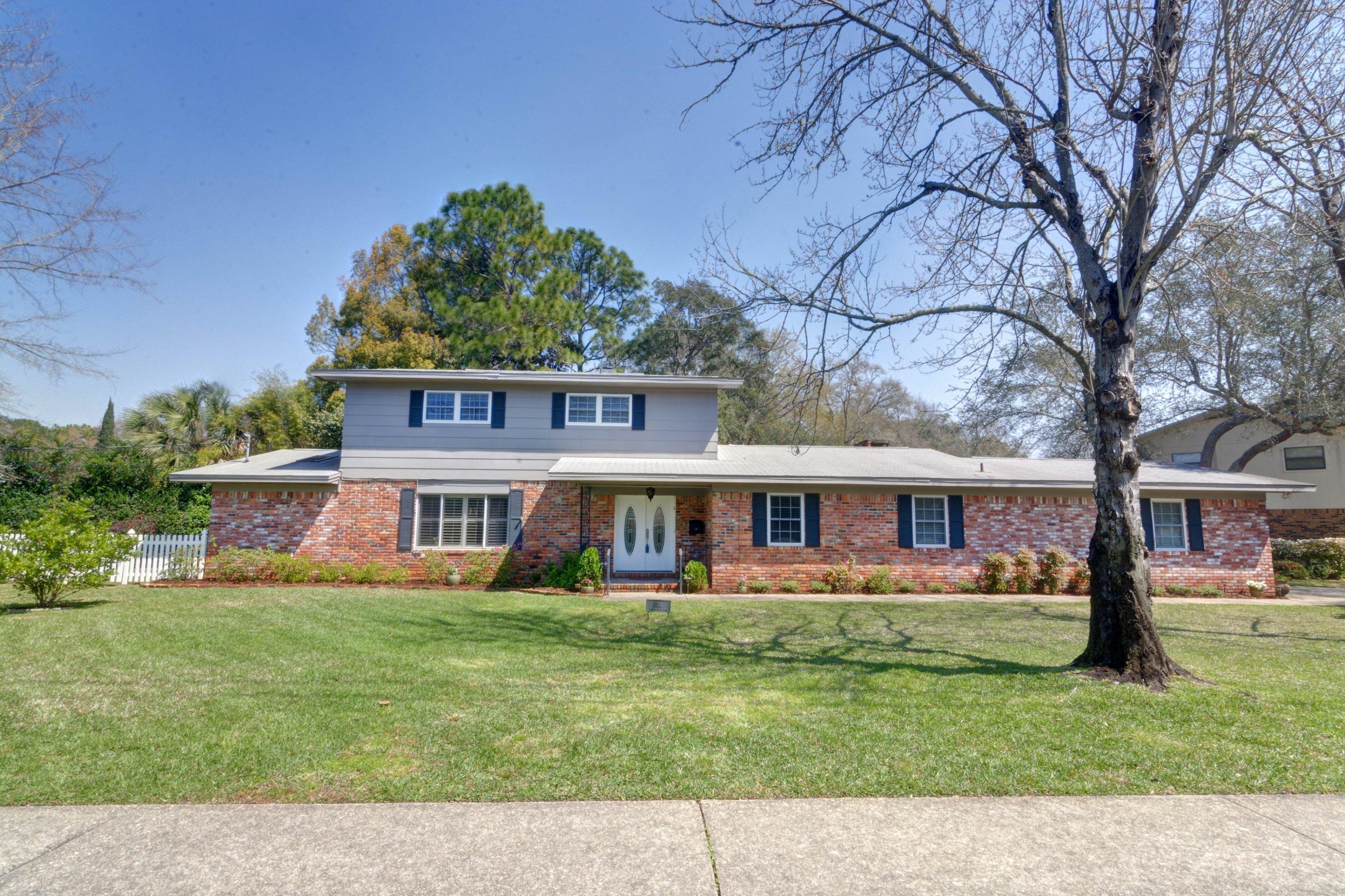 COUNTRY CLUB ESTATES, KENWOOD - Residential