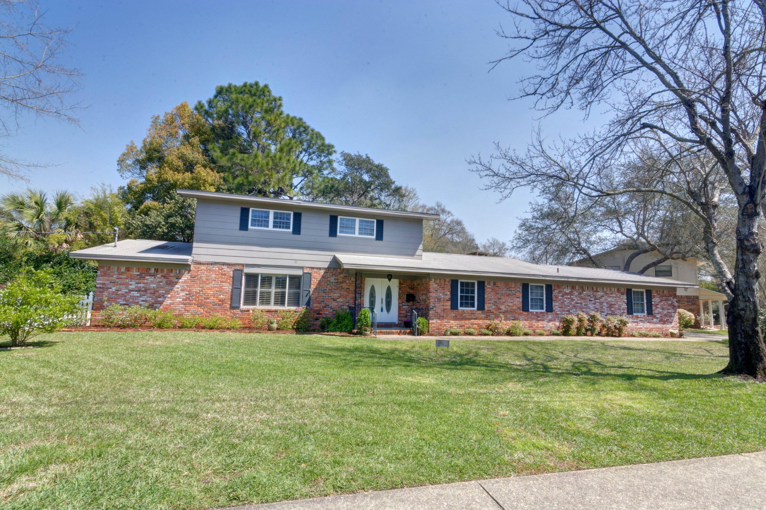 COUNTRY CLUB ESTATES, KENWOOD - Residential