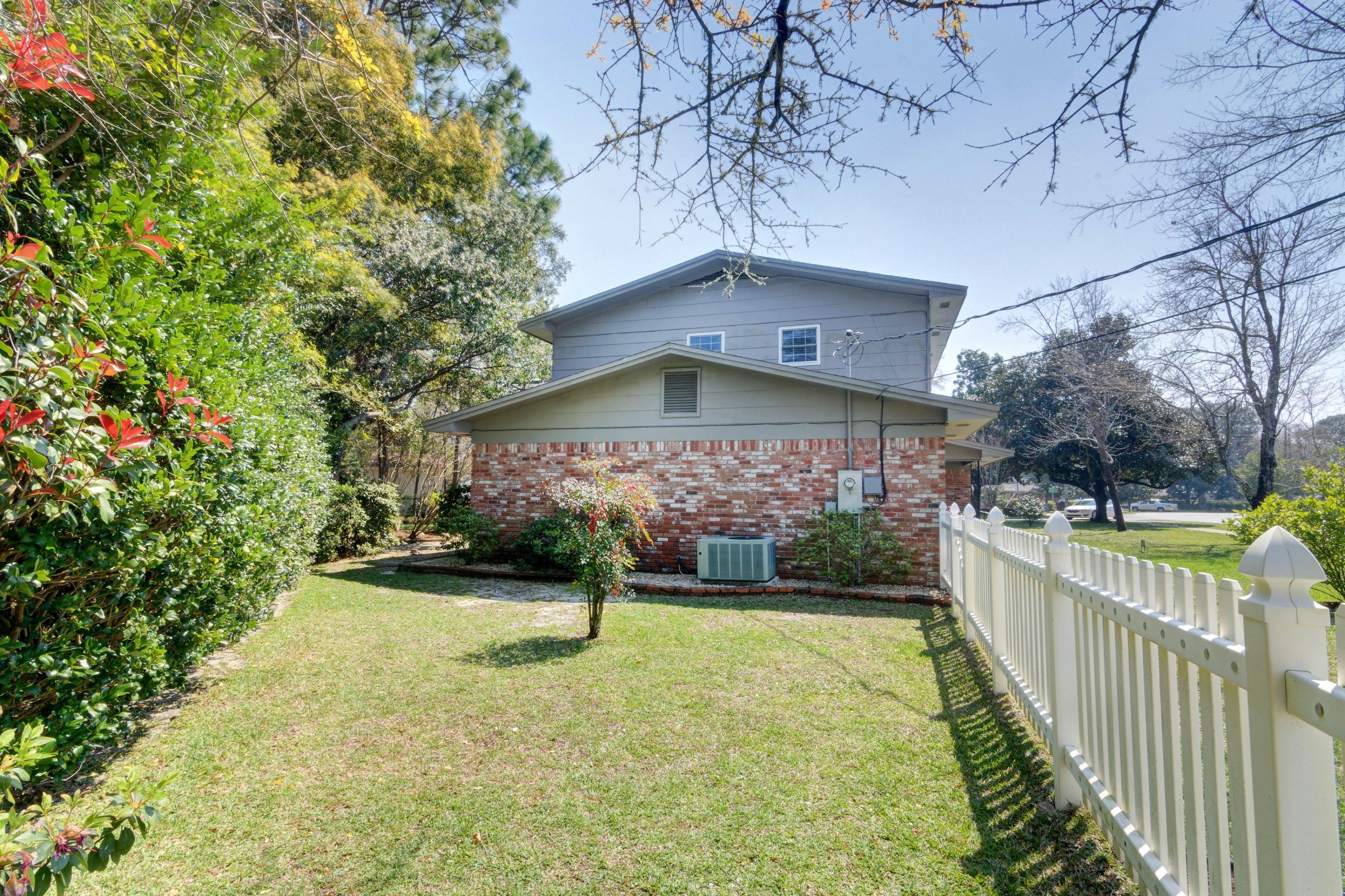 COUNTRY CLUB ESTATES, KENWOOD - Residential