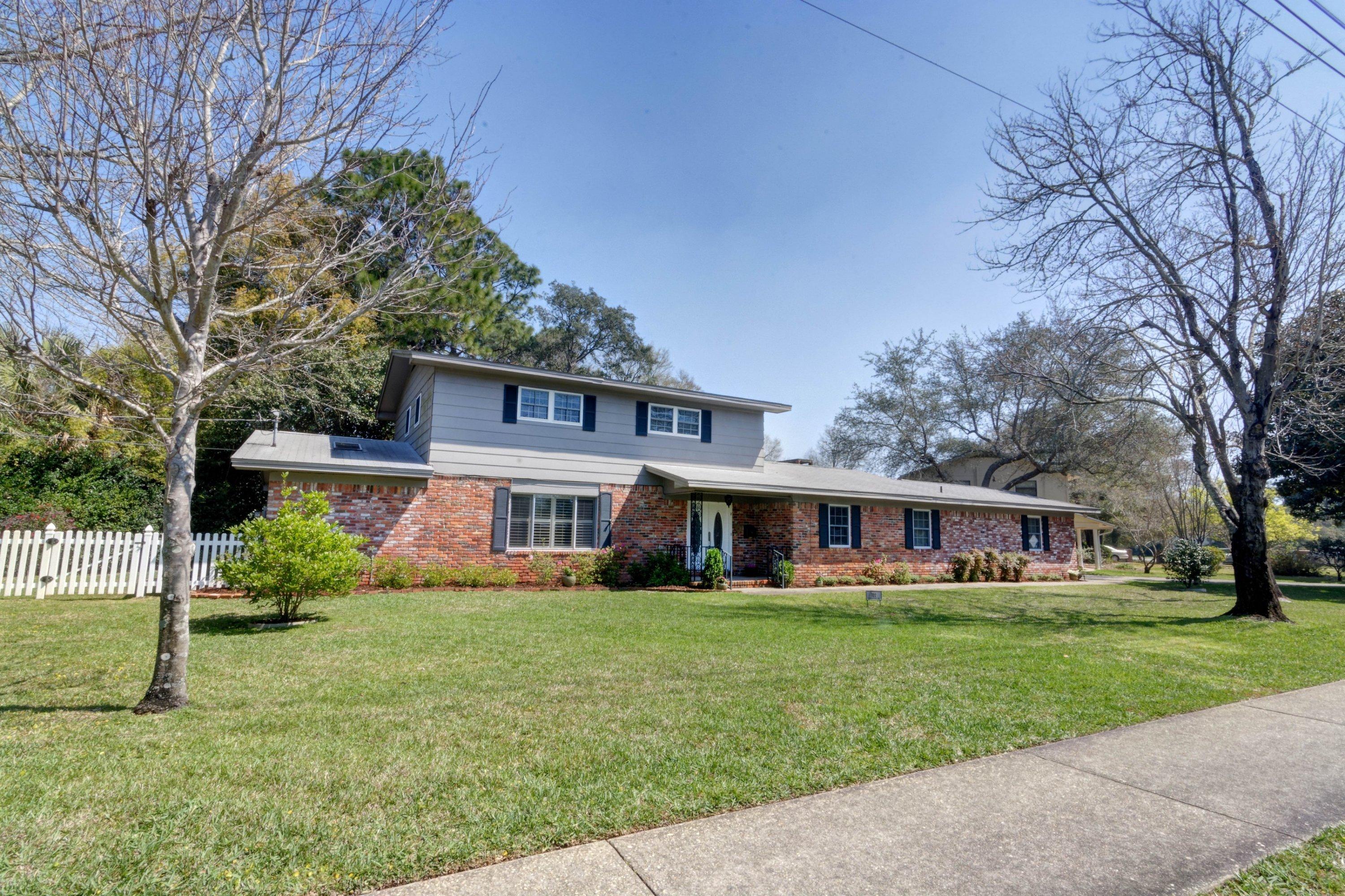 COUNTRY CLUB ESTATES, KENWOOD - Residential