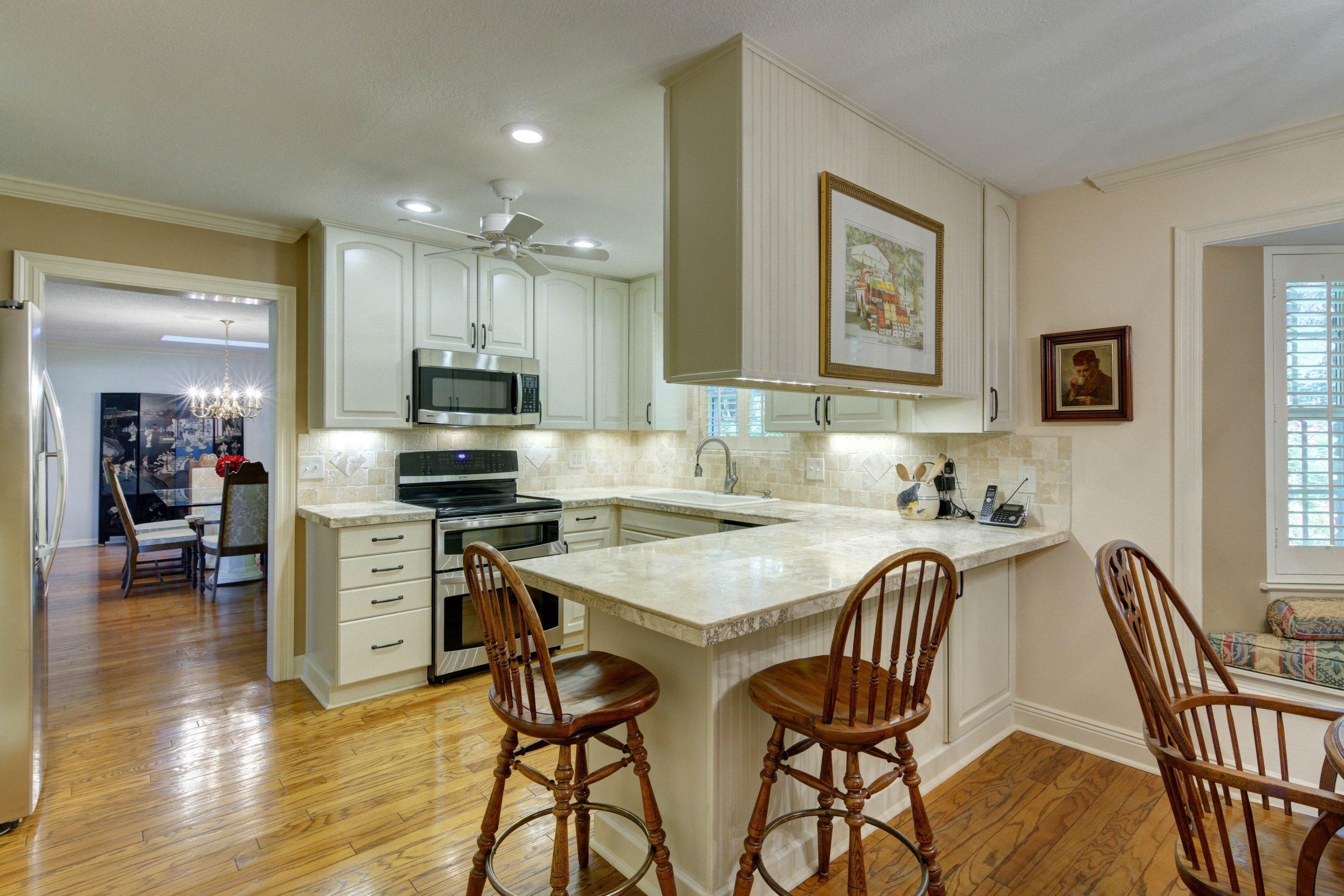 COUNTRY CLUB ESTATES, KENWOOD - Residential