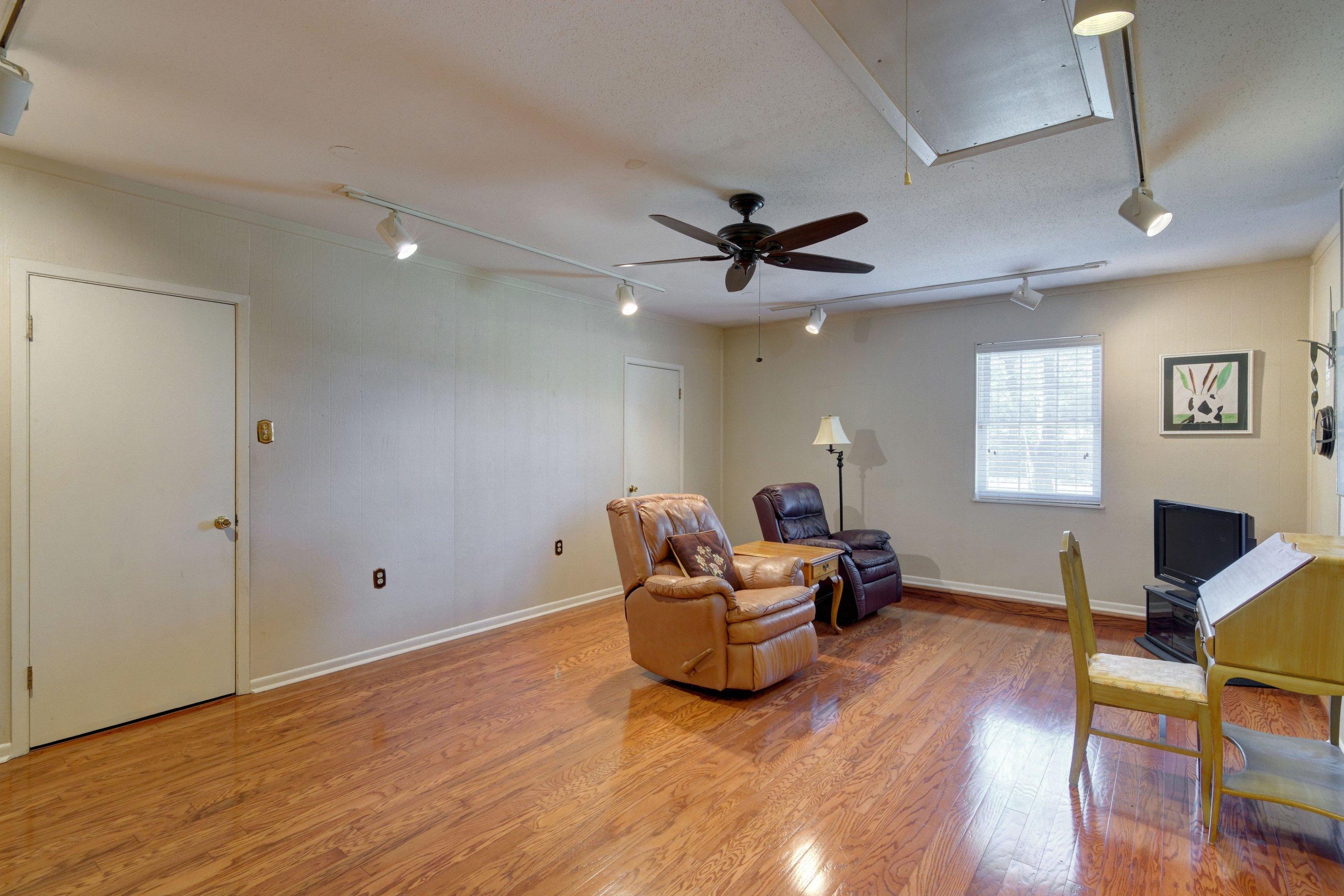 COUNTRY CLUB ESTATES, KENWOOD - Residential