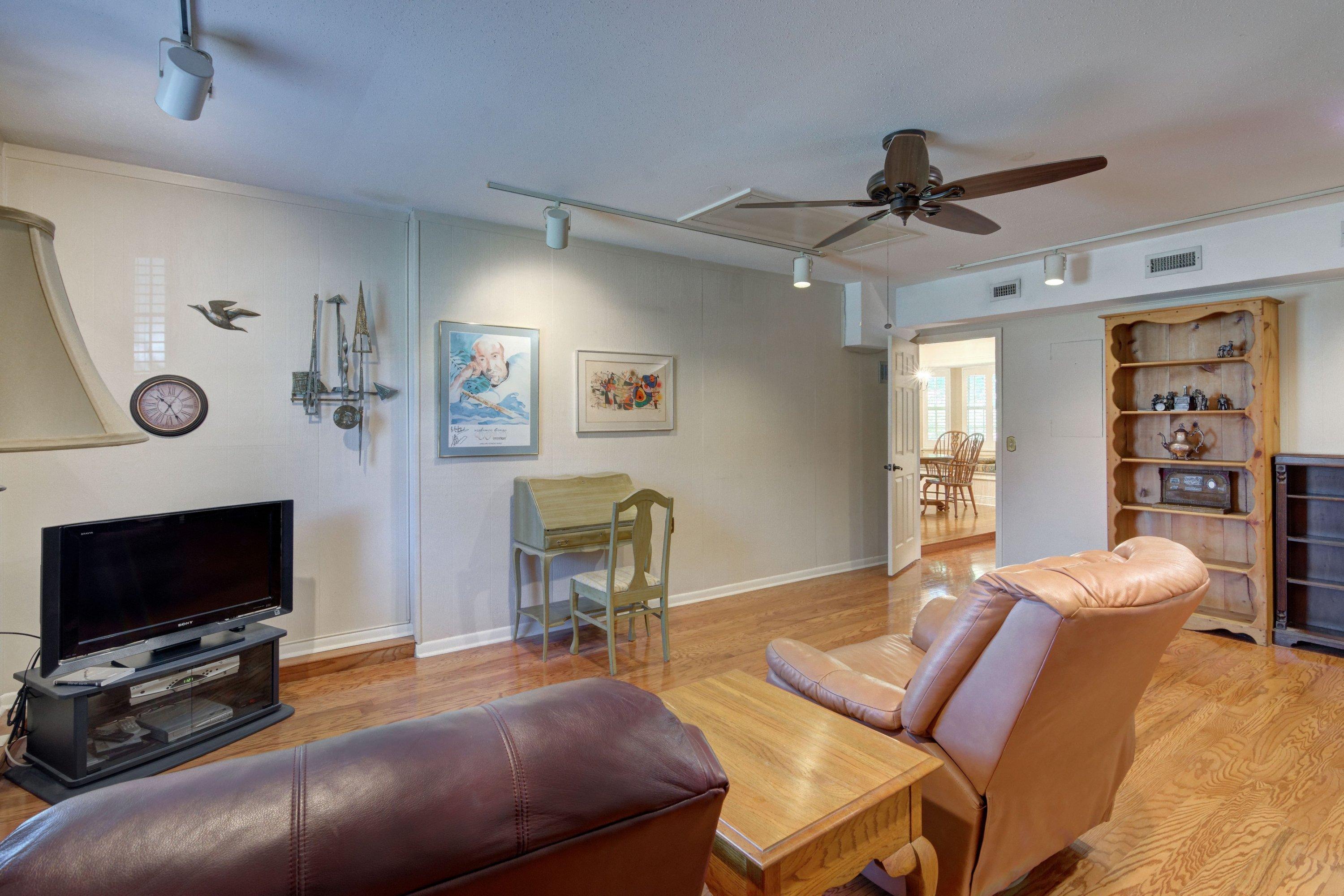 COUNTRY CLUB ESTATES, KENWOOD - Residential