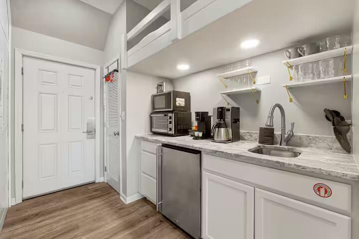 9955 E County Highway 30A 401