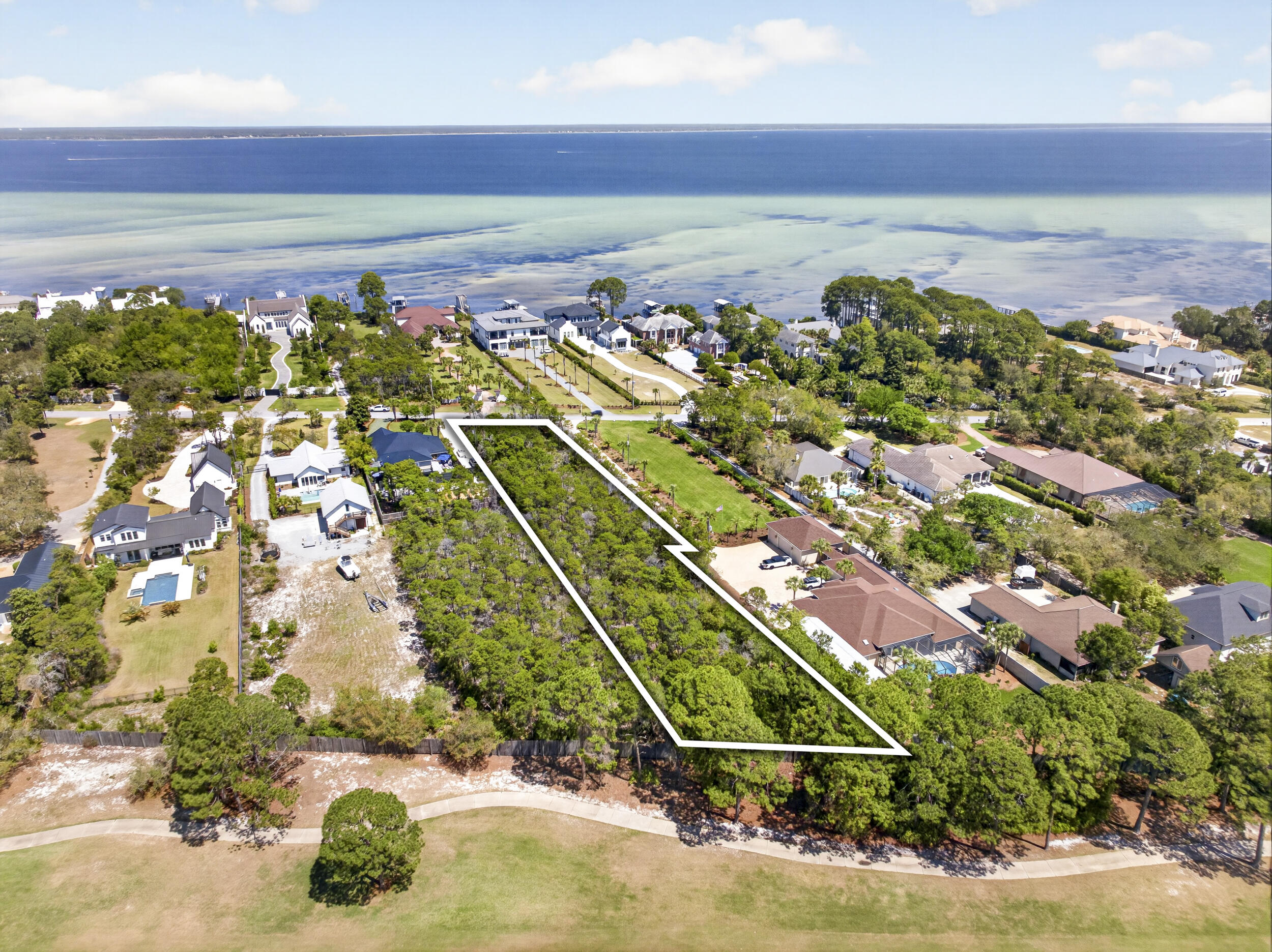 WHISPERING OAKS - Land