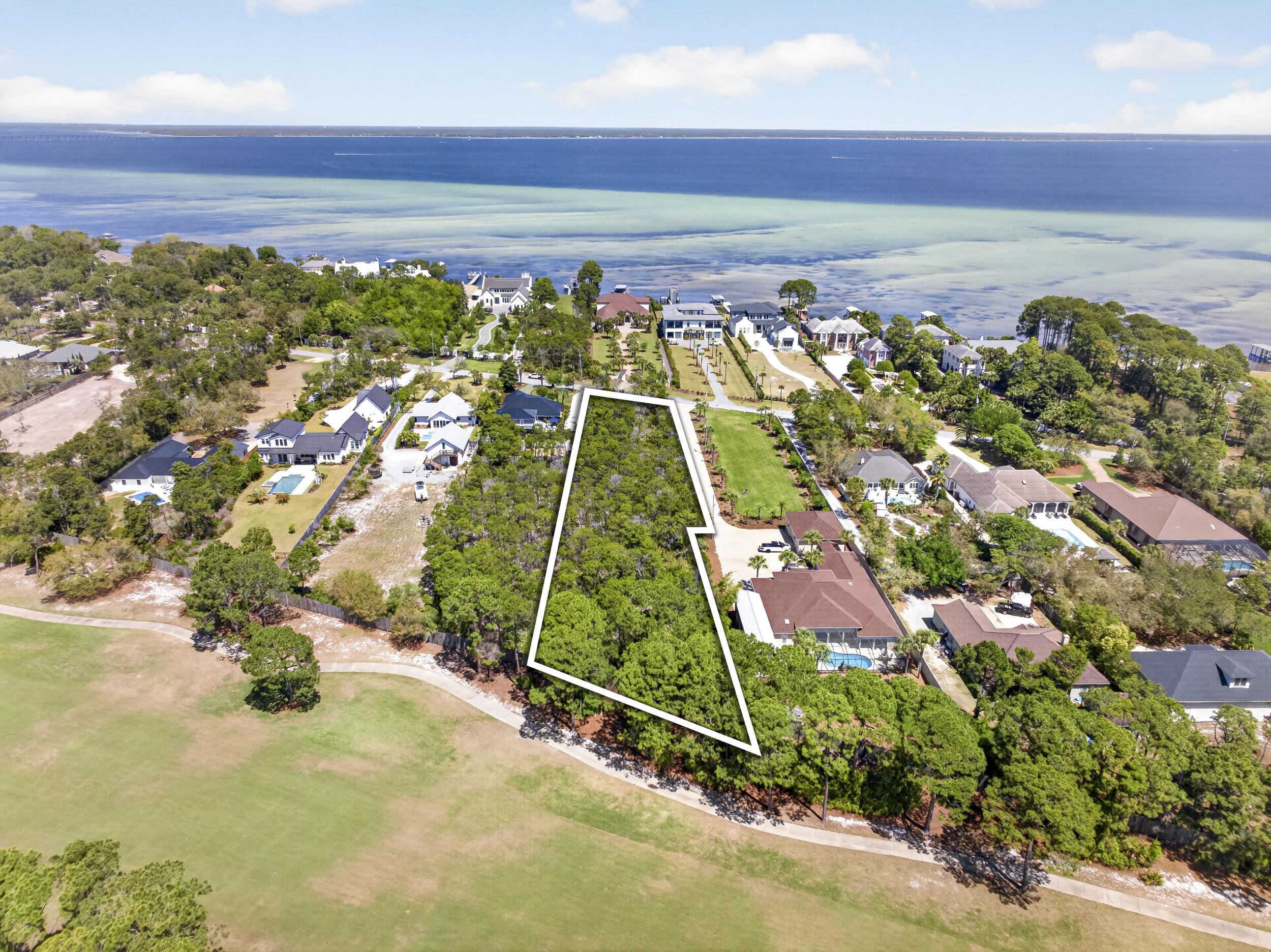 WHISPERING OAKS - Land