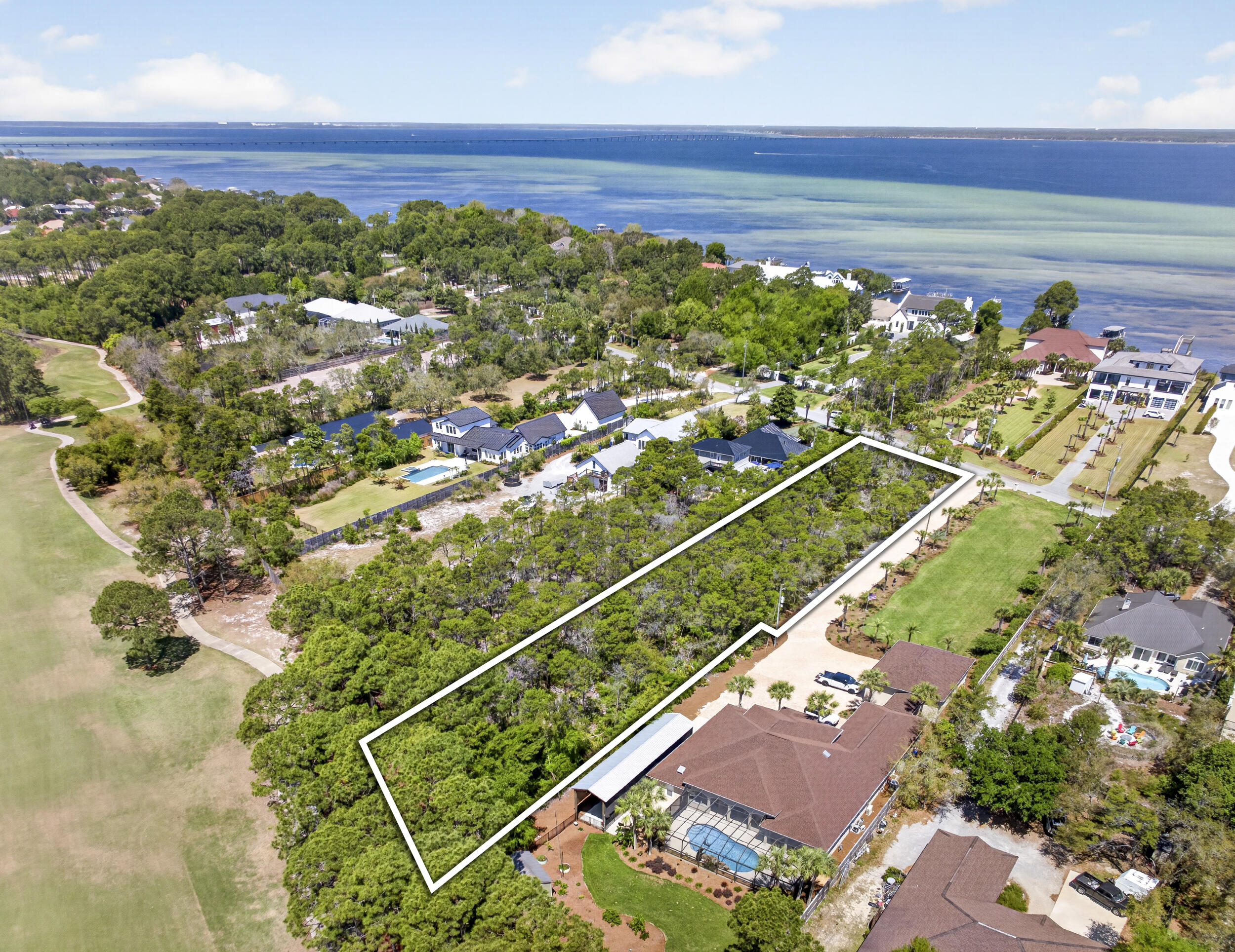 WHISPERING OAKS - Land