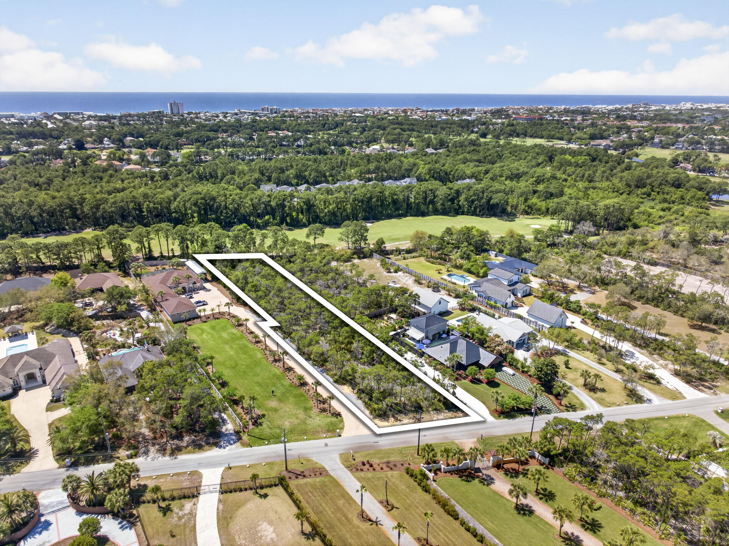 WHISPERING OAKS - Land