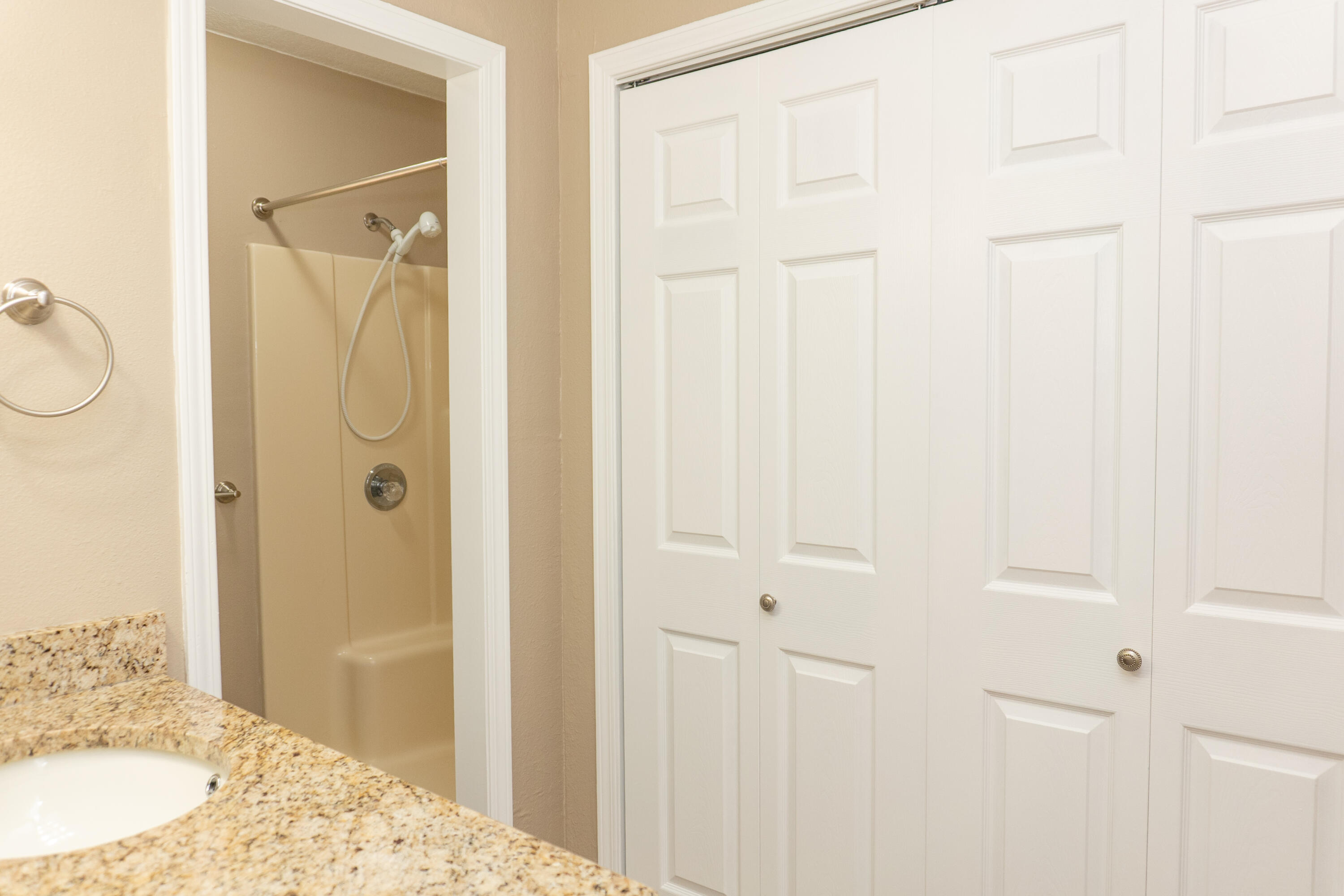 COUNTRYVIEW ESTATES - Residential Lease