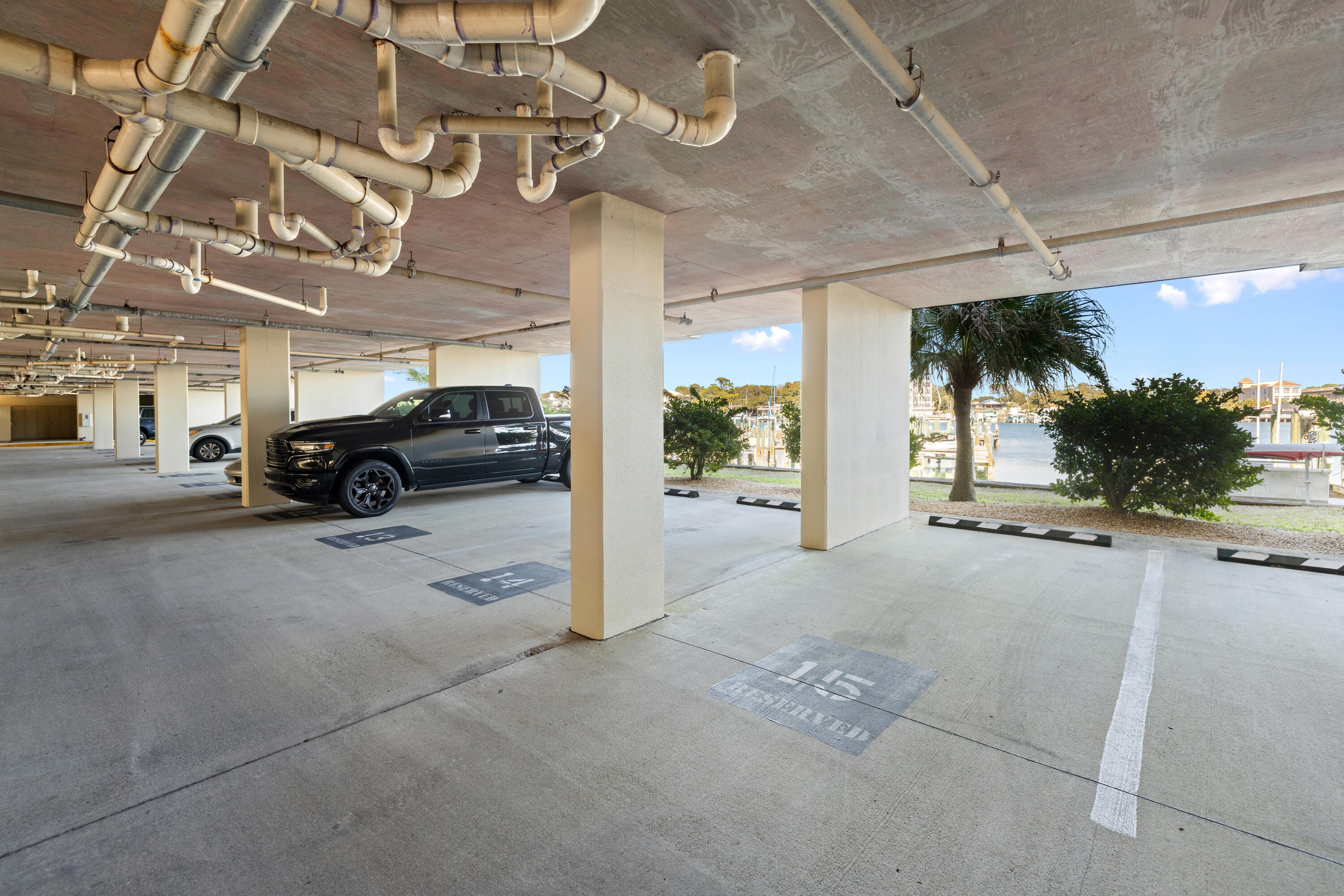 PALM COURT YACHT CLUB - Residential