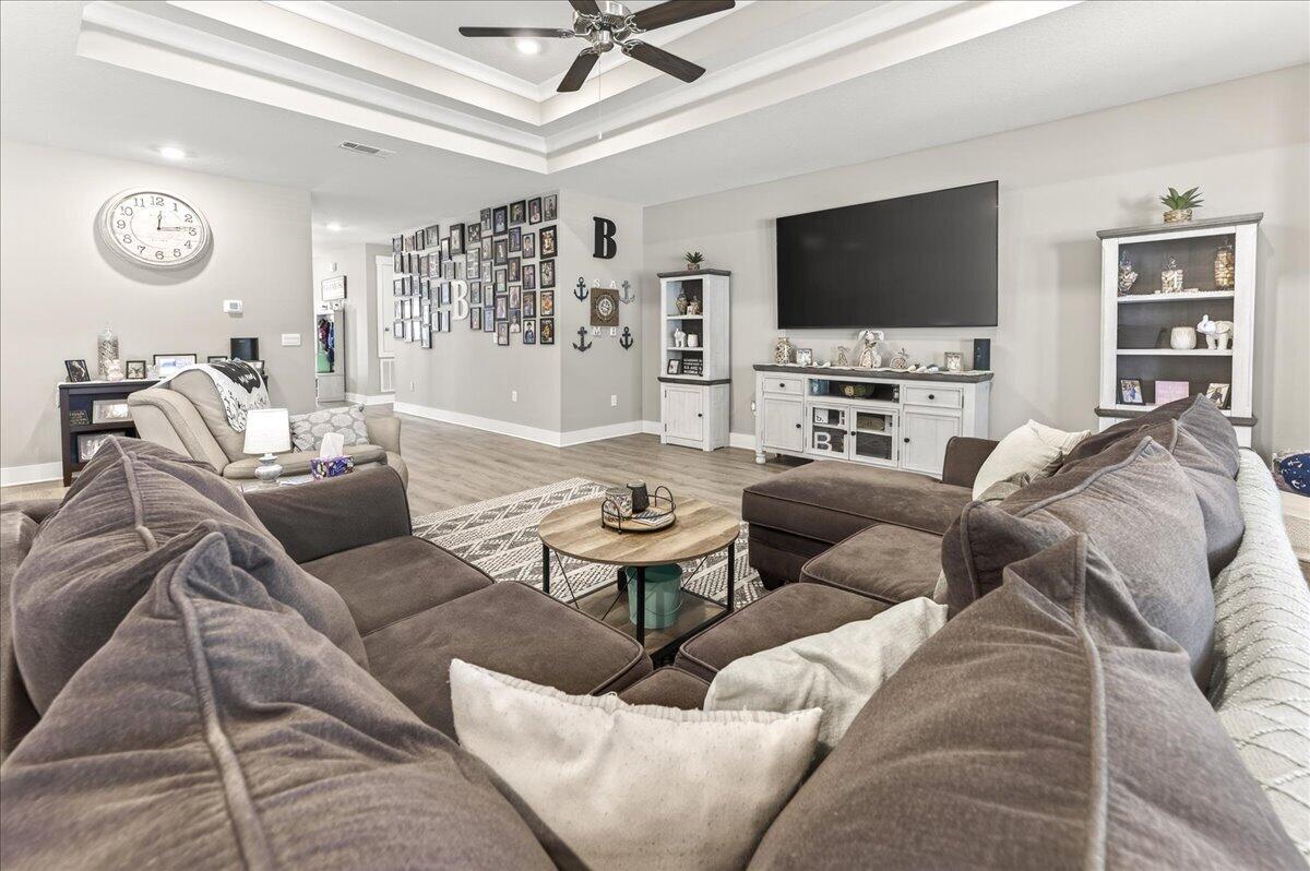 HILLWOOD ESTATES. - Residential