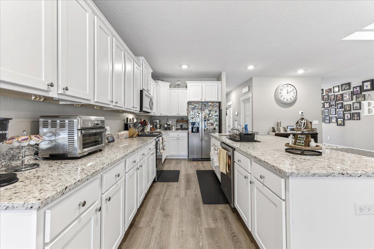 HILLWOOD ESTATES. - Residential