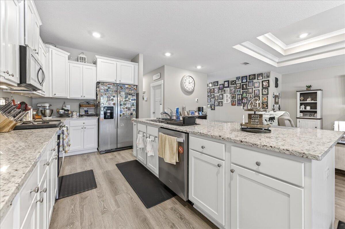 HILLWOOD ESTATES. - Residential