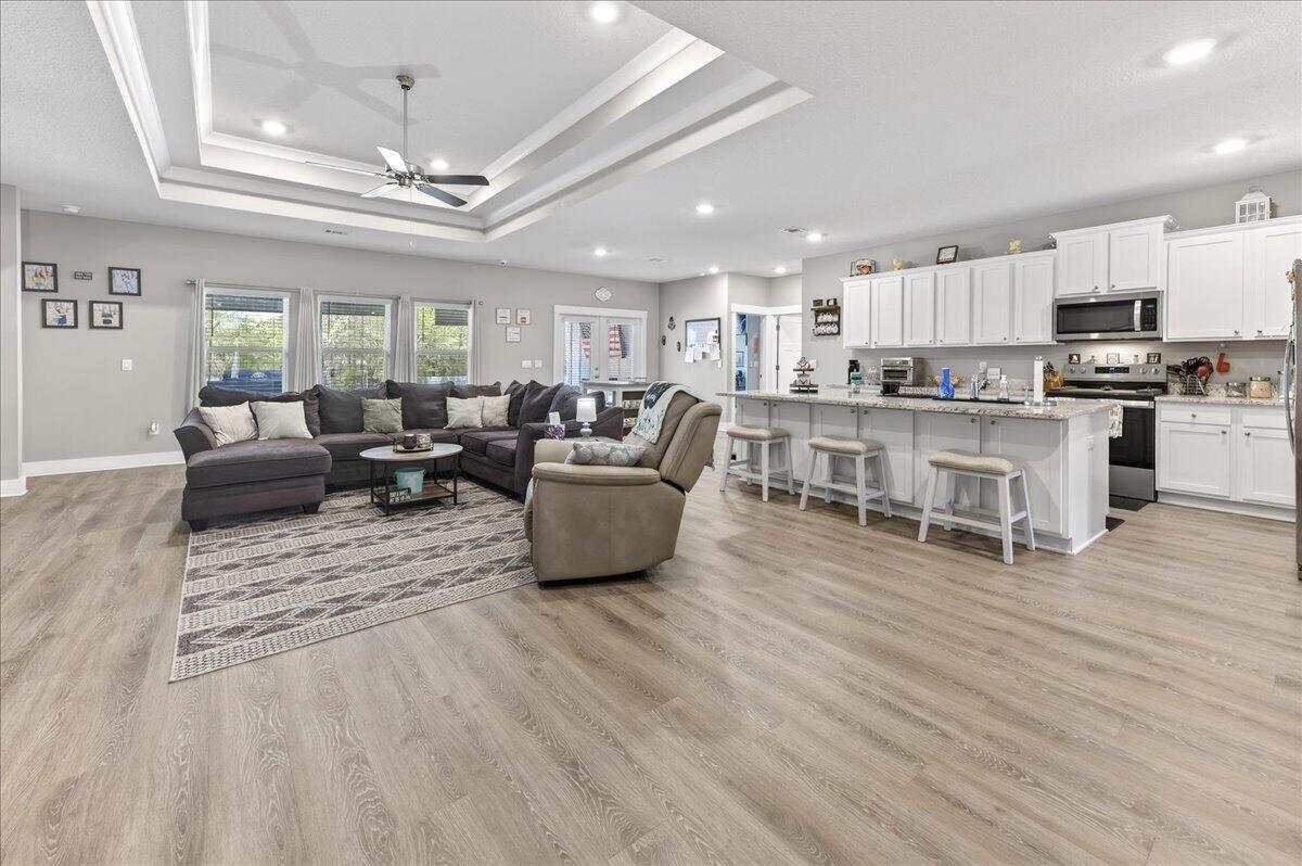 HILLWOOD ESTATES. - Residential