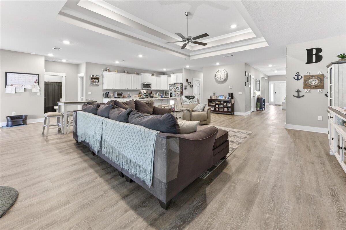 HILLWOOD ESTATES. - Residential