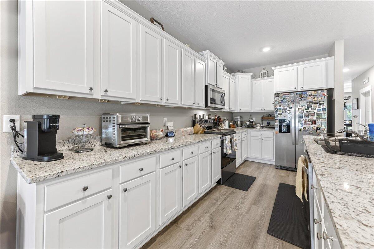 HILLWOOD ESTATES. - Residential