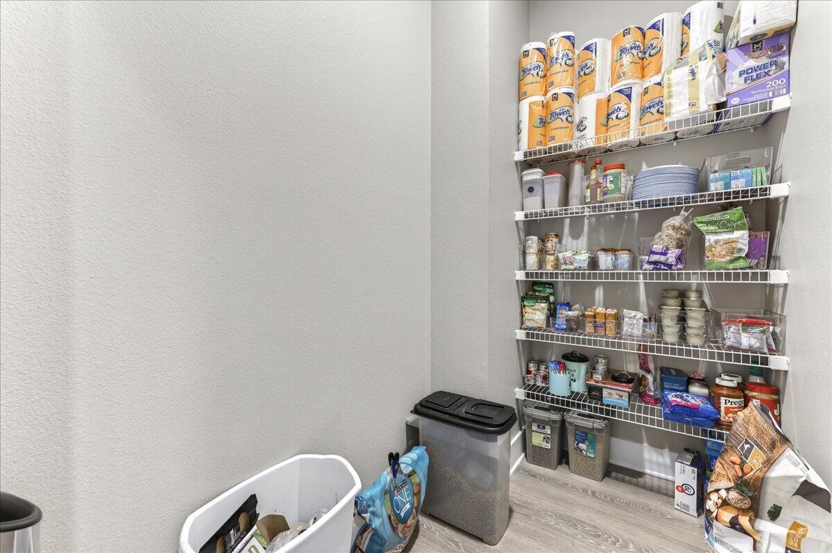 HILLWOOD ESTATES. - Residential