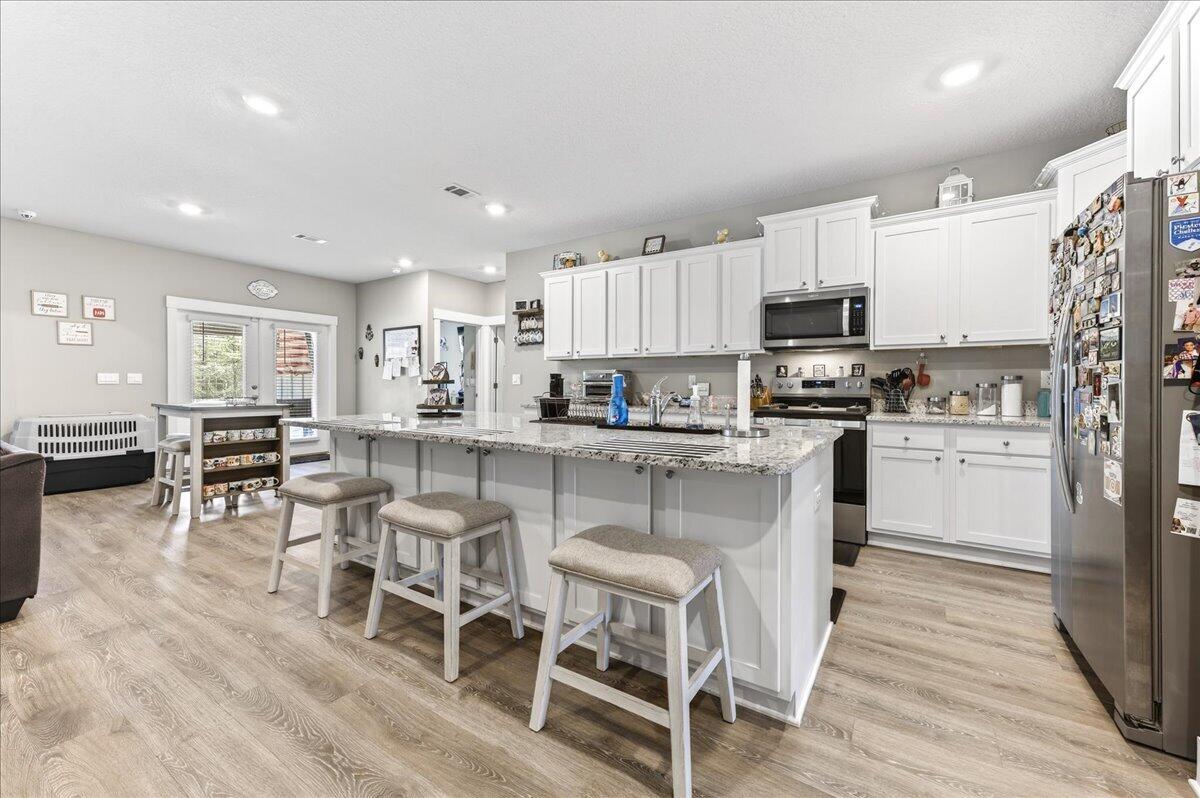 HILLWOOD ESTATES. - Residential