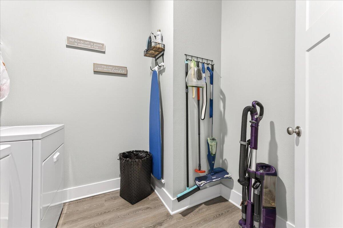 HILLWOOD ESTATES. - Residential