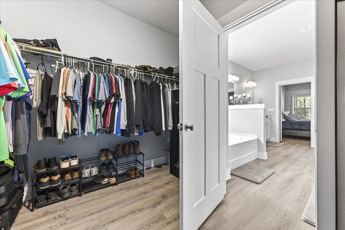 HILLWOOD ESTATES. - Residential