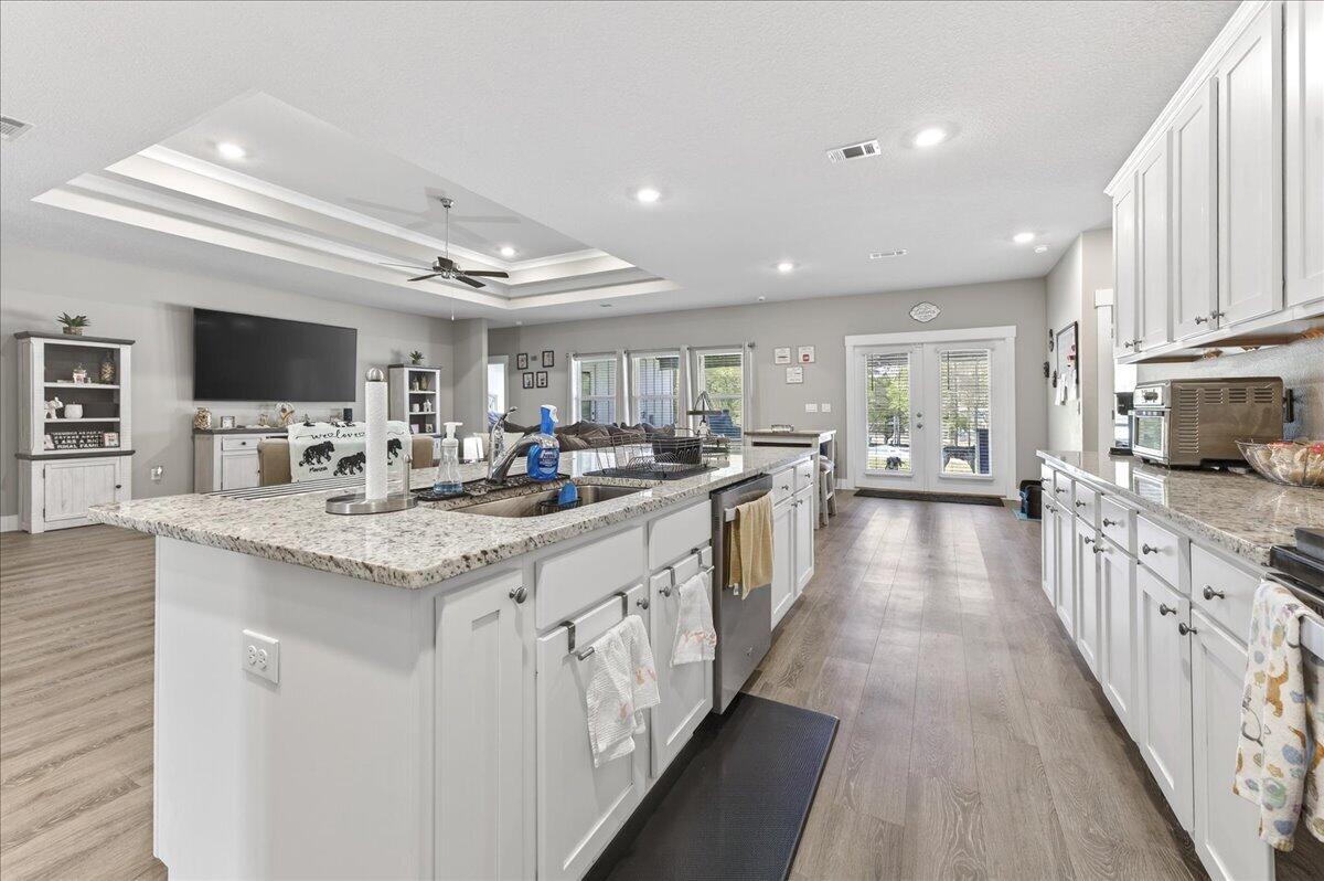 HILLWOOD ESTATES. - Residential