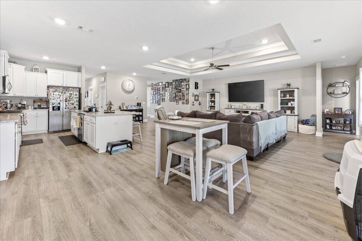 HILLWOOD ESTATES. - Residential