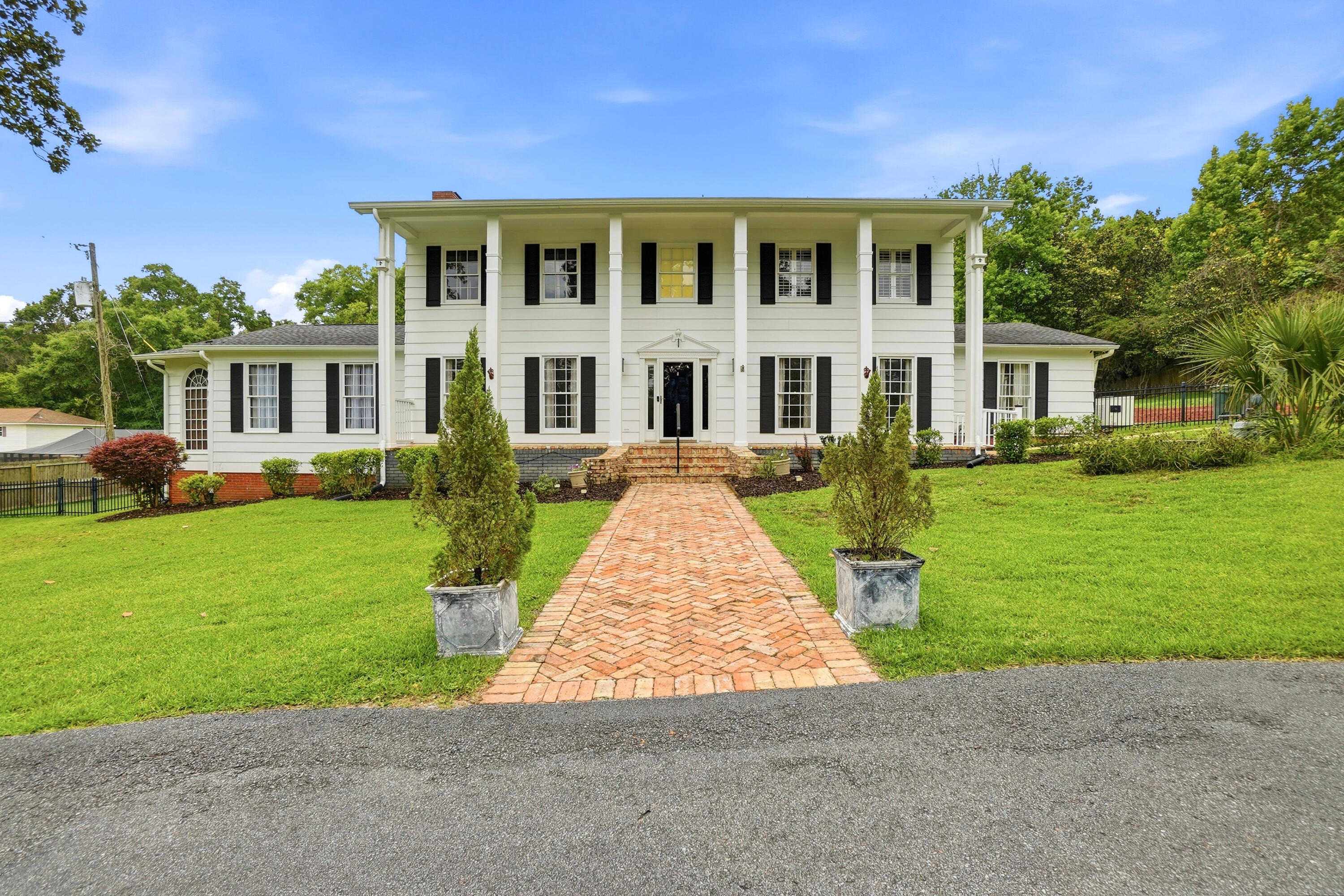 9511 Scenic Highway