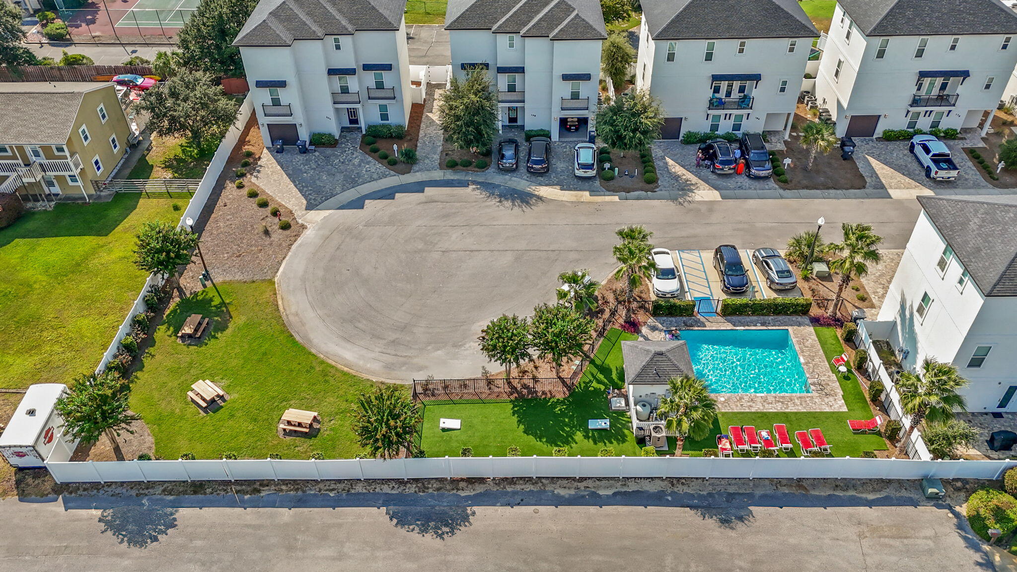 HIDDEN PALMS - Residential