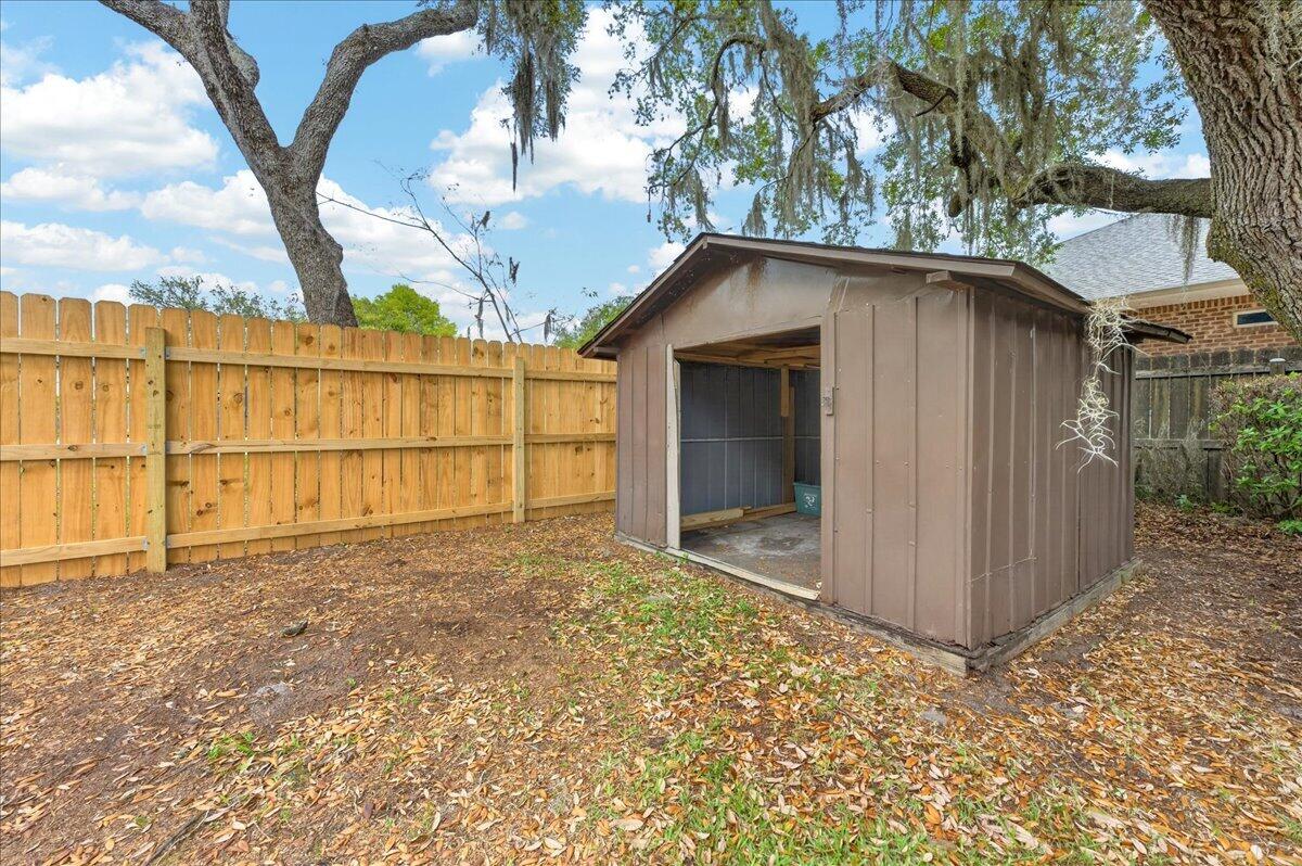 WOODLAND SHORES - Residential